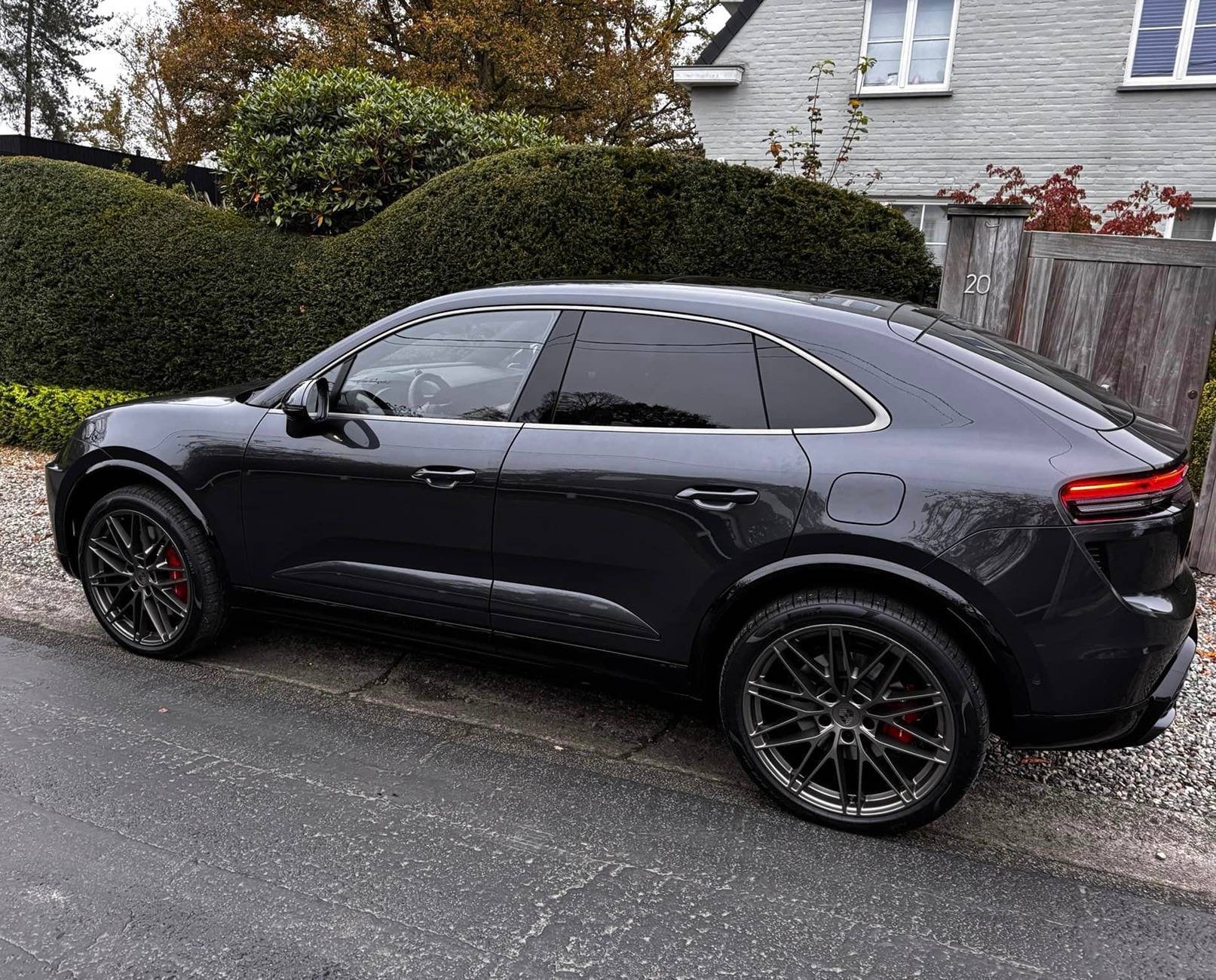 Electric Macan EV BLACK & JET BLACK METALLIC Macan EV Photos Thread -headlight-accents-glacier-blue-glacier-blue-r-