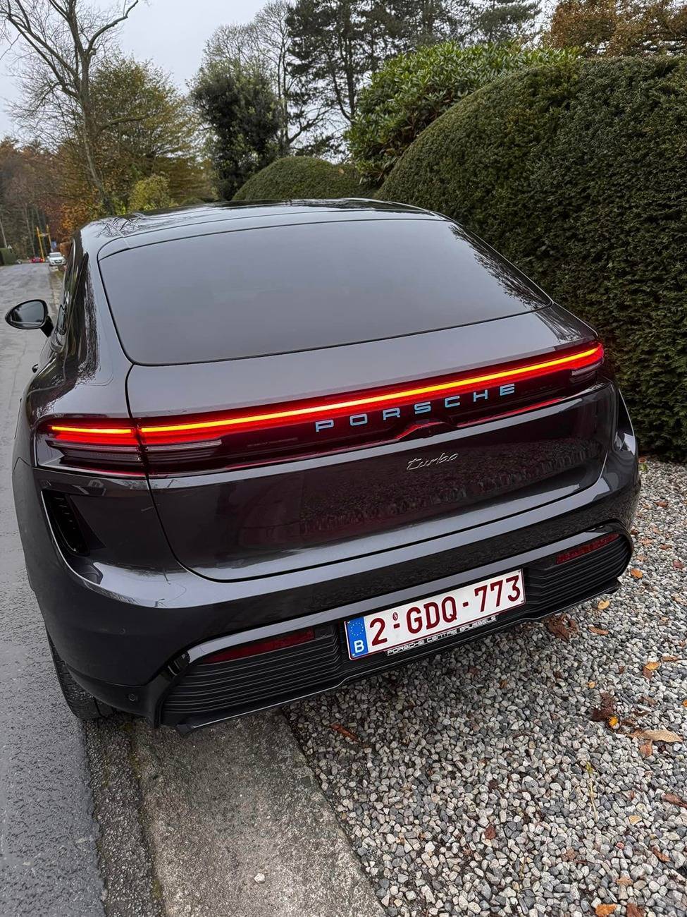Electric Macan EV BLACK & JET BLACK METALLIC Macan EV Photos Thread -headlight-accents-glacier-blue-glacier-blue-r-