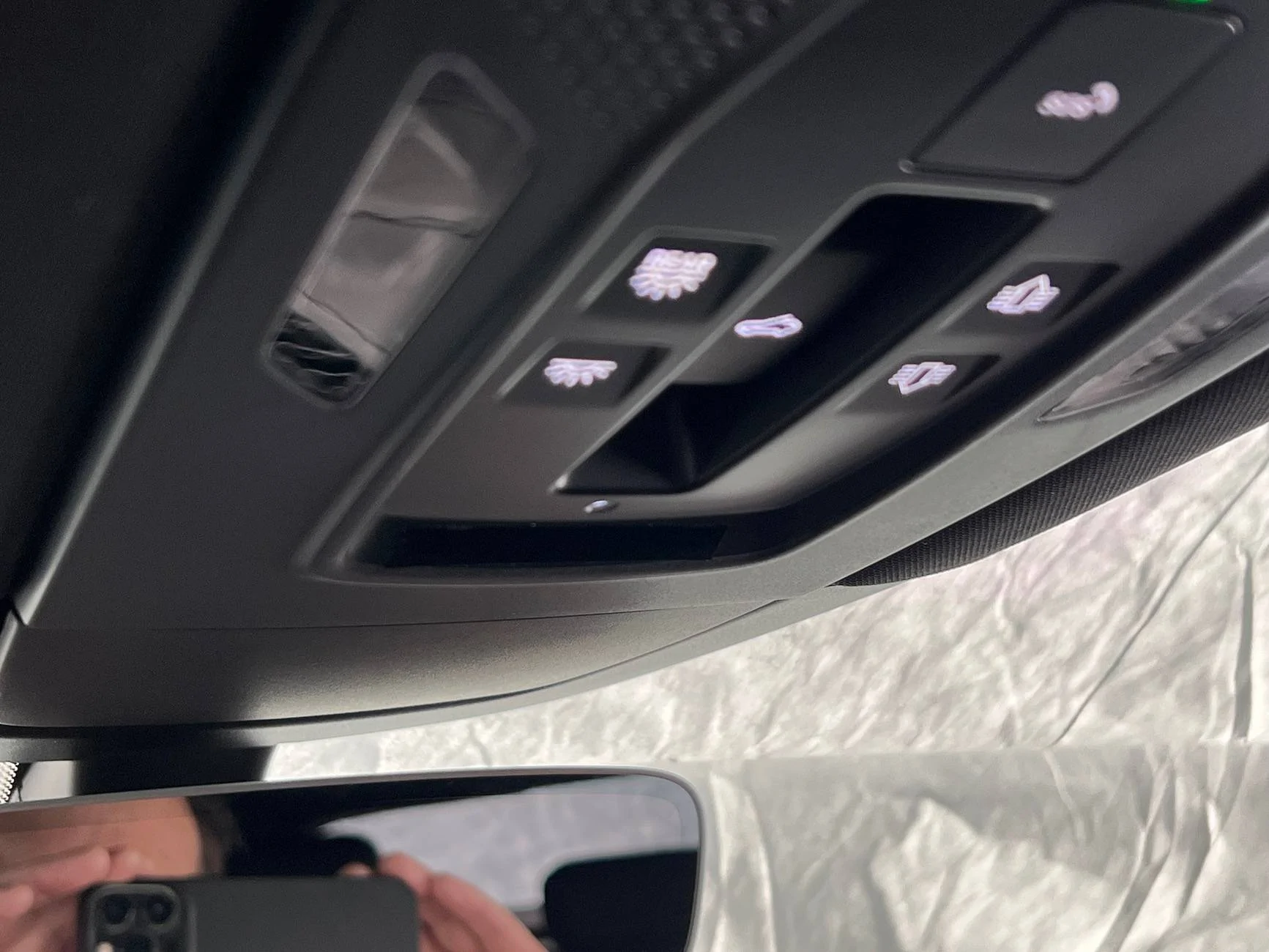 Electric Macan EV Glare in the mirror! Dark Airback notic