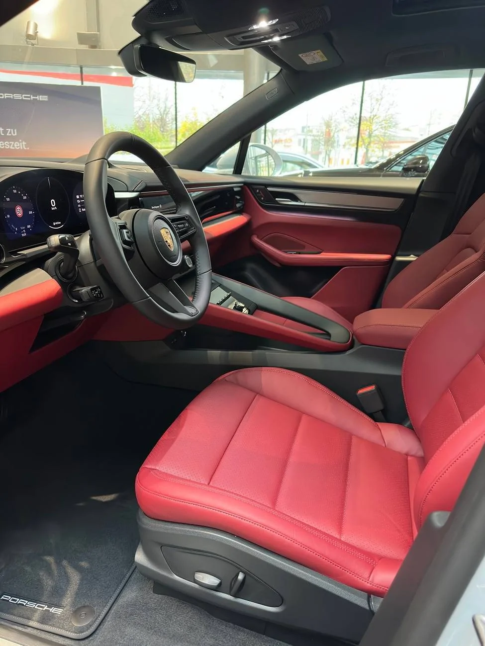 Electric Macan EV 🎨 Interior: BLACK / BORDEAUX RED Photos img_7024-jpg