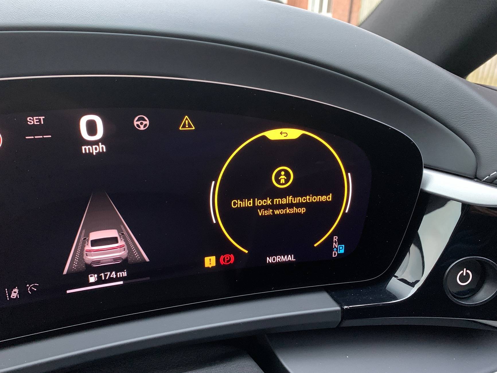 Electric Macan EV Child Lock Malfunction Notification IMG_6296