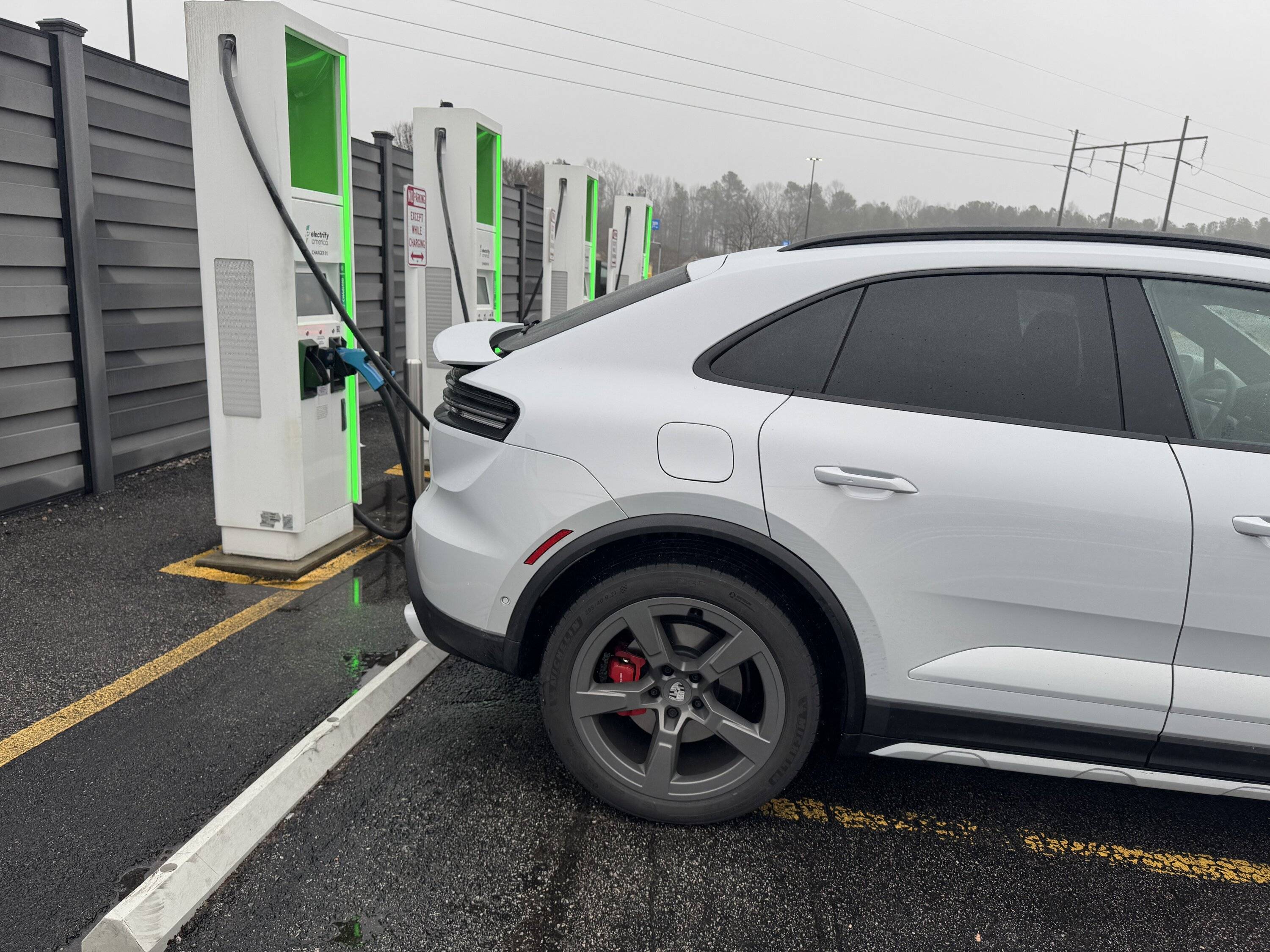 Electric Macan EV PECATL PICKUP OF Ice Grey 4S IMG_4972