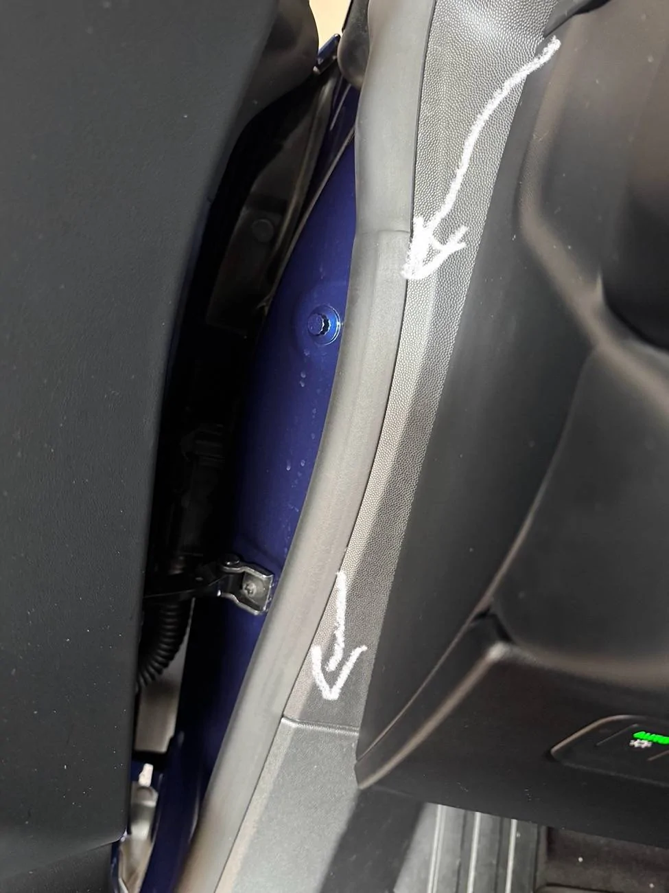 Electric Macan EV Managed to install Valentine1 radar and turns off automatically. IMG_3157