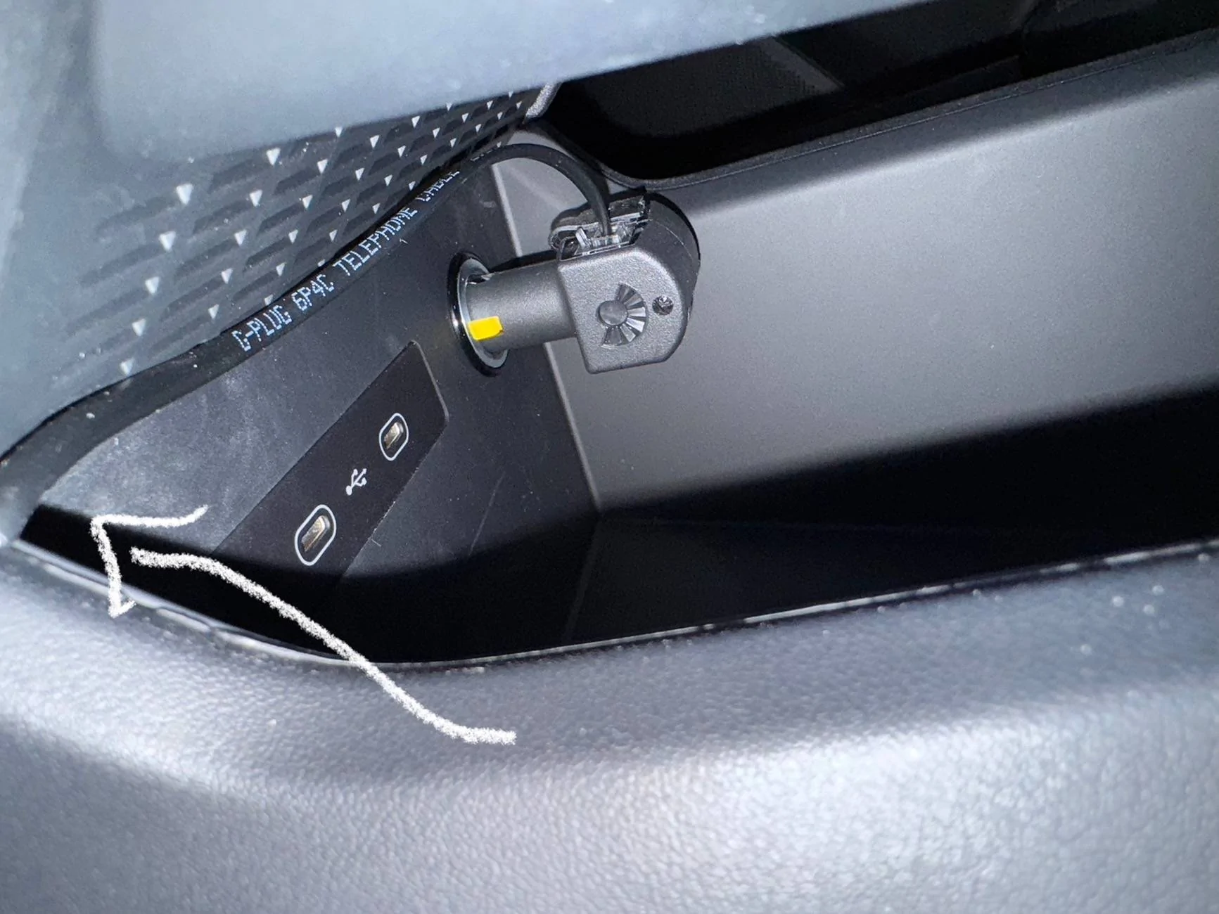 Electric Macan EV Managed to install Valentine1 radar and turns off automatically. IMG_3160