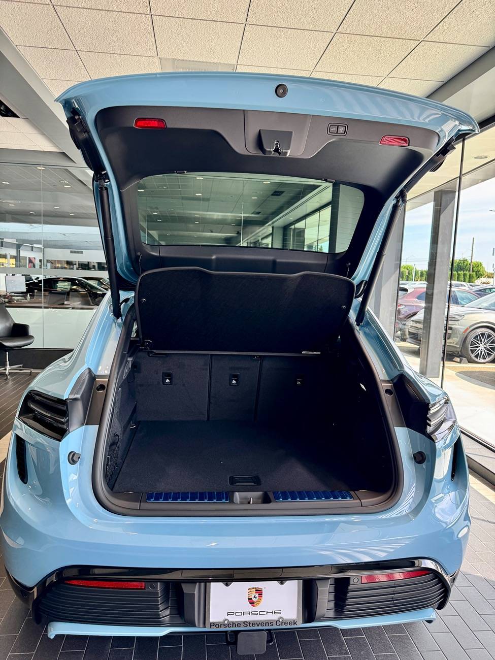 Electric Macan EV Rear Luggage cover IMG_4159