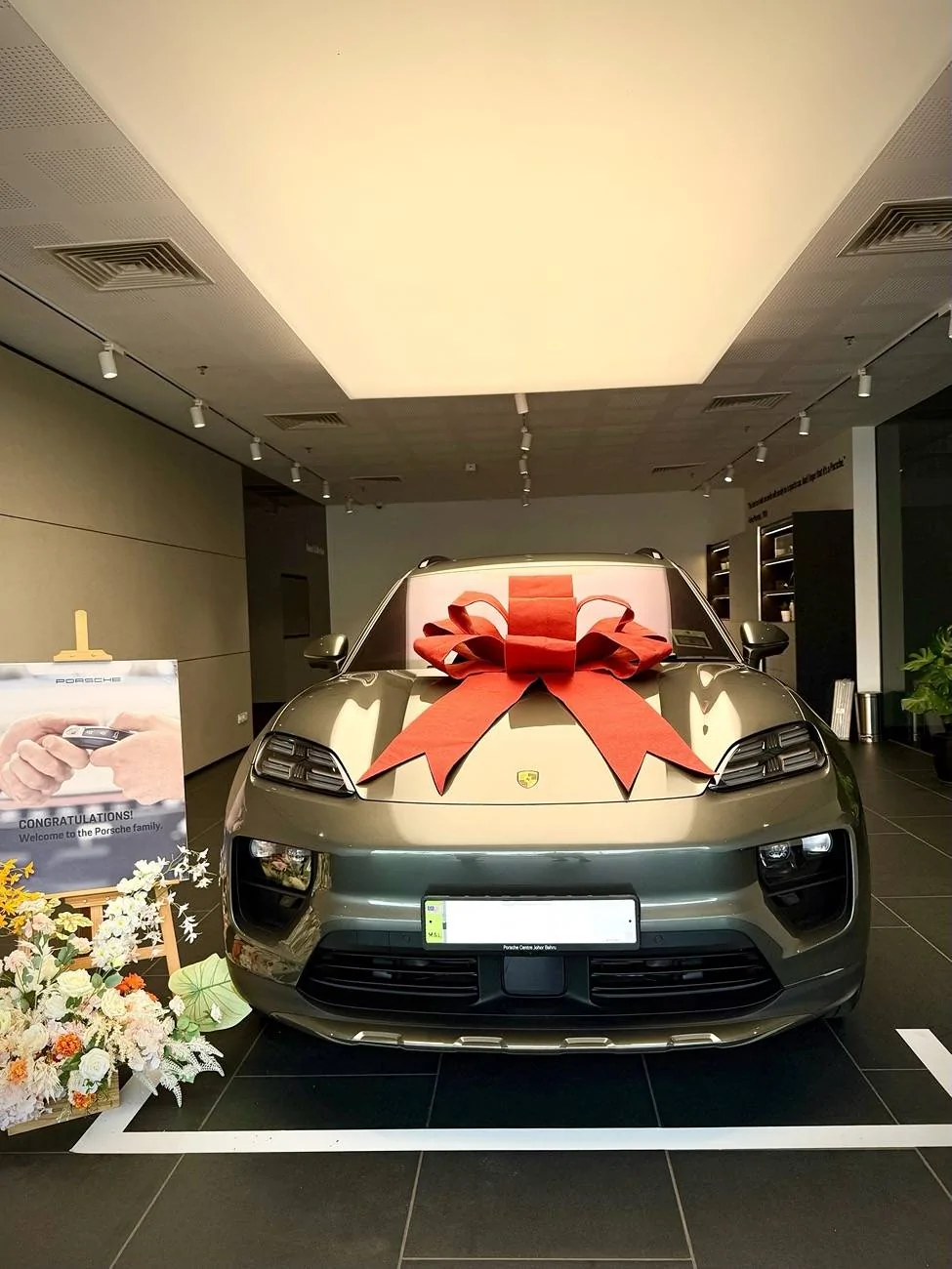 Electric Macan EV AVENTURINE GREEN Macan EV Photos Thread SIX_9A5A7C97-9075-49EC-93FB-AA6A12A1E4C6