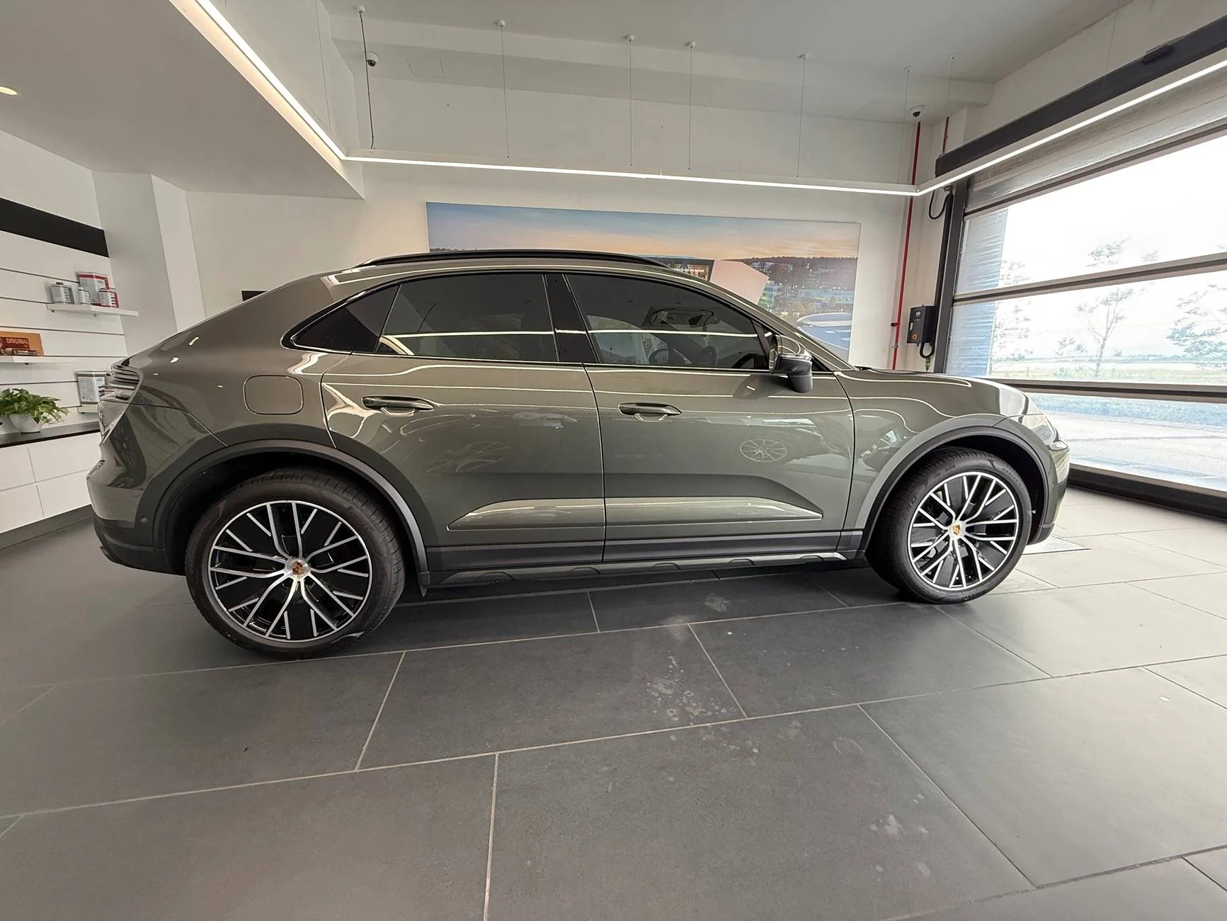 Electric Macan EV AVENTURINE GREEN Macan EV Photos Thread IMG_3982