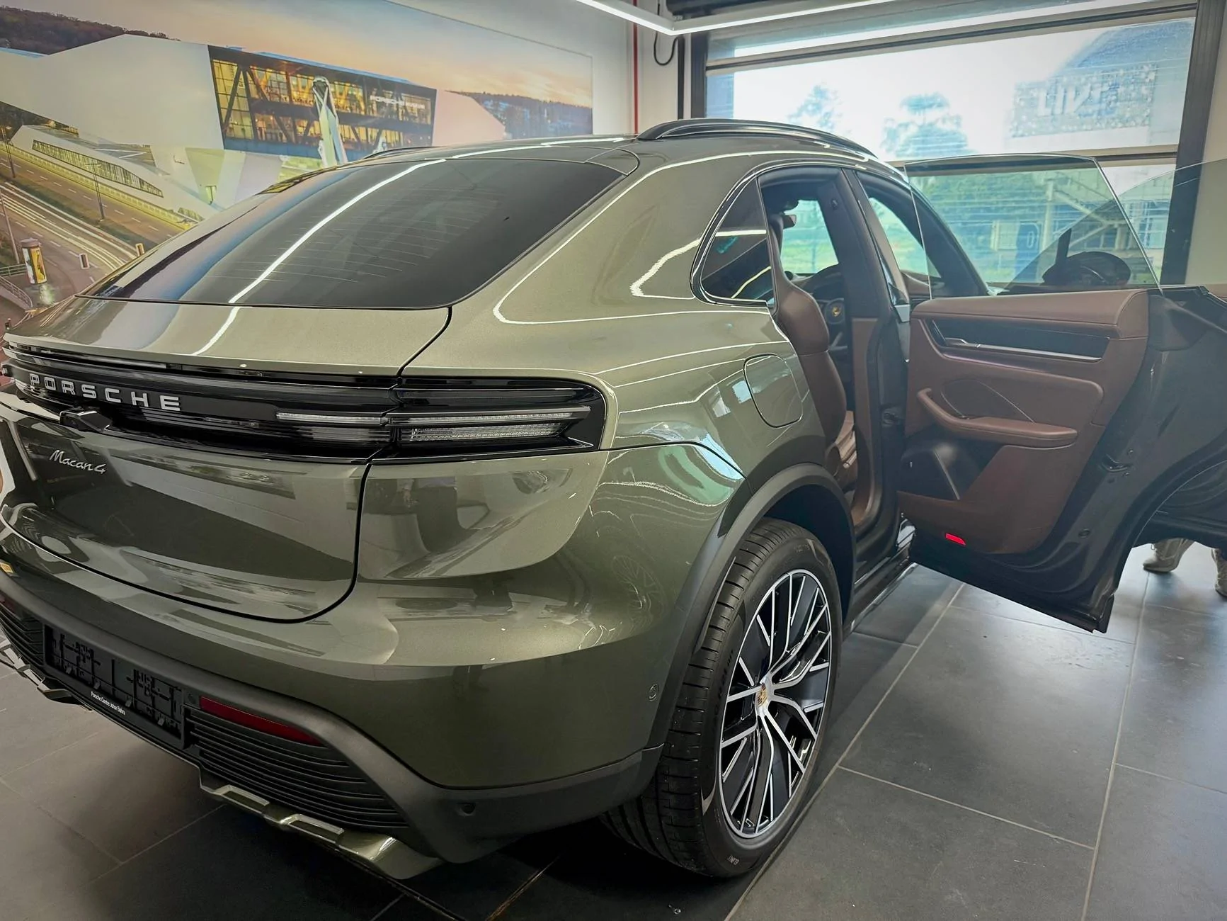 Electric Macan EV AVENTURINE GREEN Macan EV Photos Thread IMG_3871