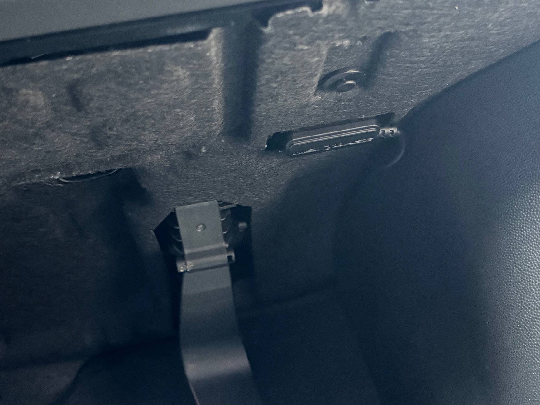 Electric Macan EV Dashcam installation issues -- fuse box location? IMG_1215