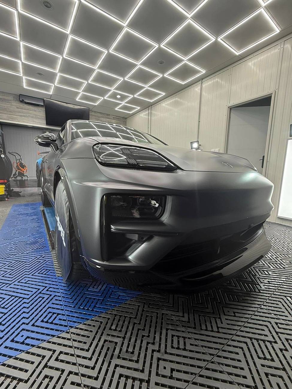 Electric Macan EV BLACK & JET BLACK METALLIC Macan EV Photos Thread -matte-stealth-ppf-grey-porsche-crest-emblem-3-