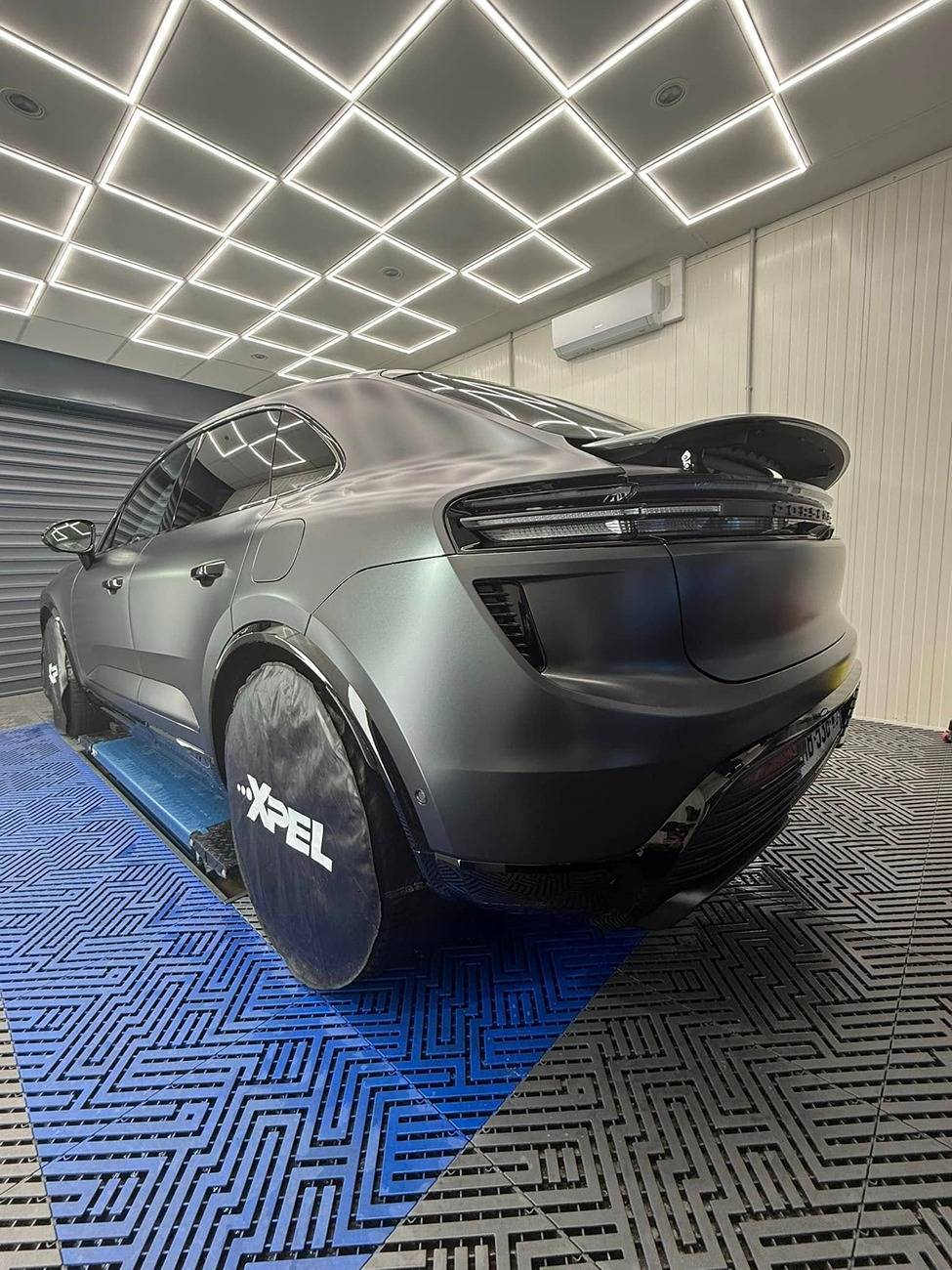 Electric Macan EV BLACK & JET BLACK METALLIC Macan EV Photos Thread -matte-stealth-ppf-grey-porsche-crest-emblem-1-