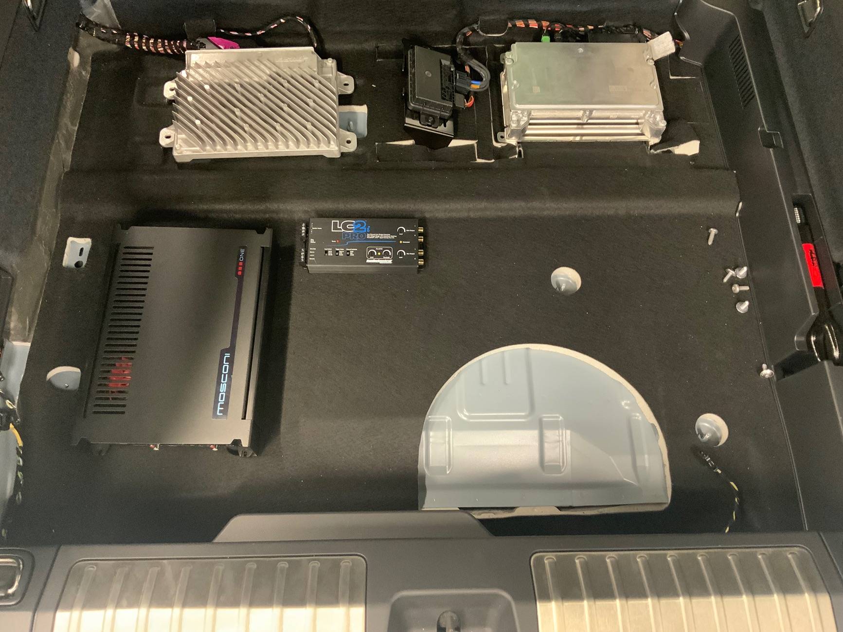 Electric Macan EV Sound system Macan EV standard, bose, burmester IMG_7727