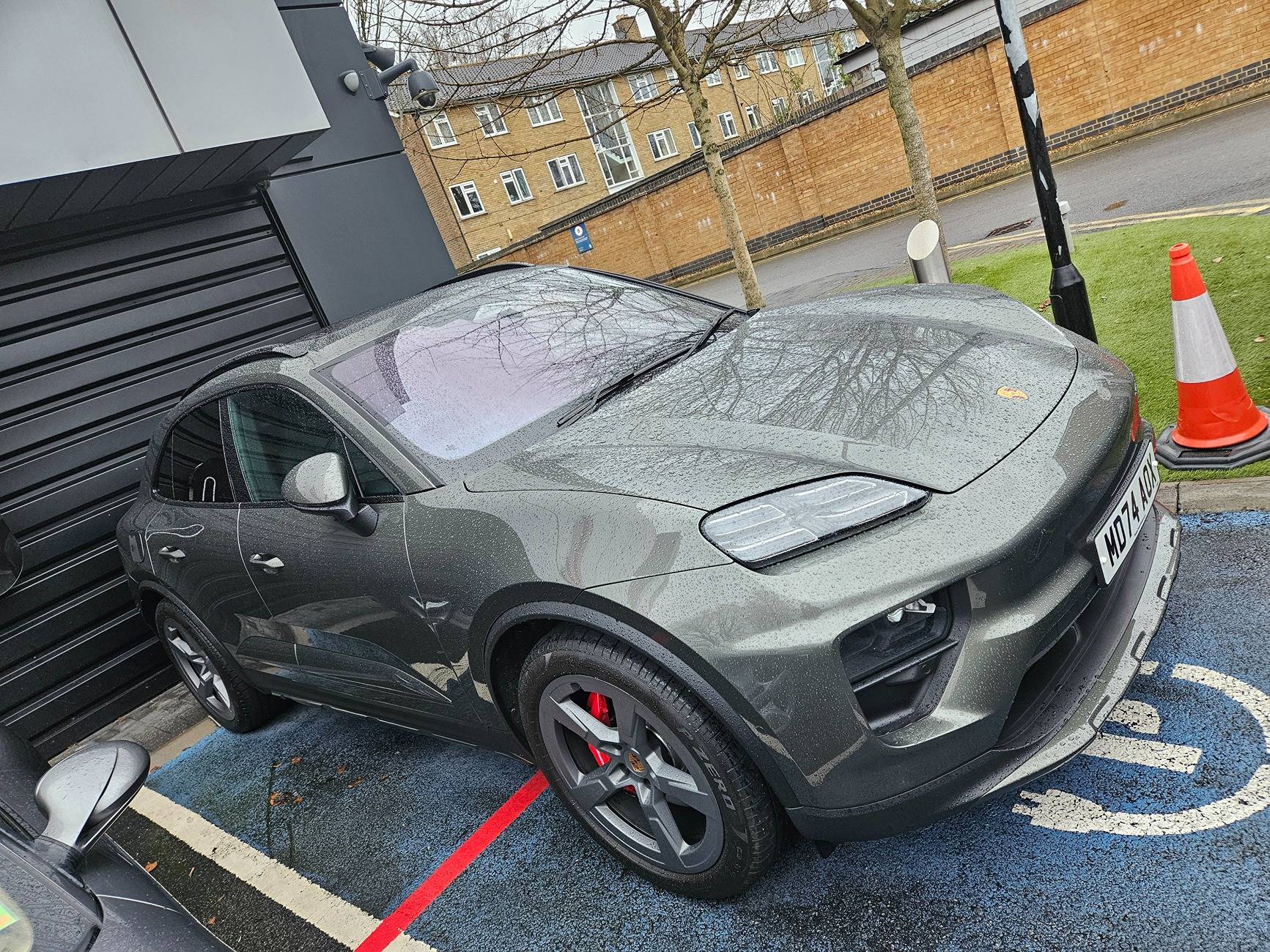 Electric Macan EV AVENTURINE GREEN Macan EV Photos Thread 1000102769