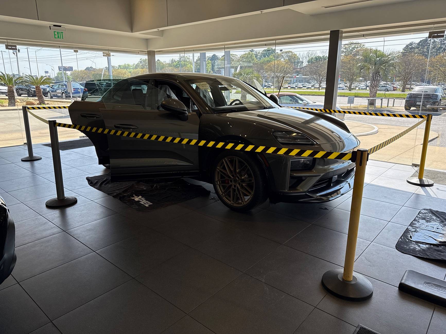 Electric Macan EV AVENTURINE GREEN Macan EV Photos Thread 76480121918__5A634C5E-FDAD-493E-BEAC-1297D0497F6A