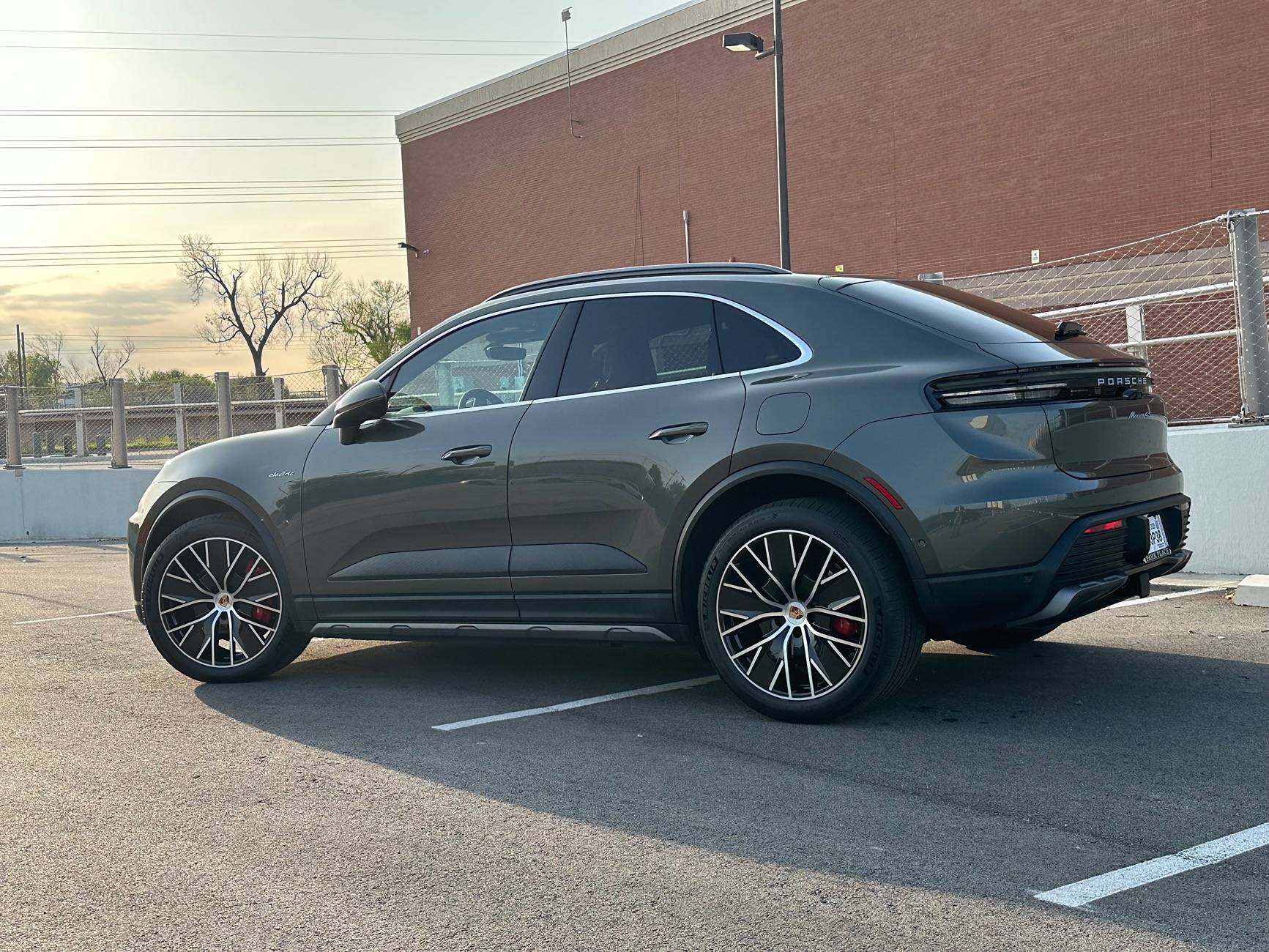 Electric Macan EV AVENTURINE GREEN Macan EV Photos Thread IMG_7813
