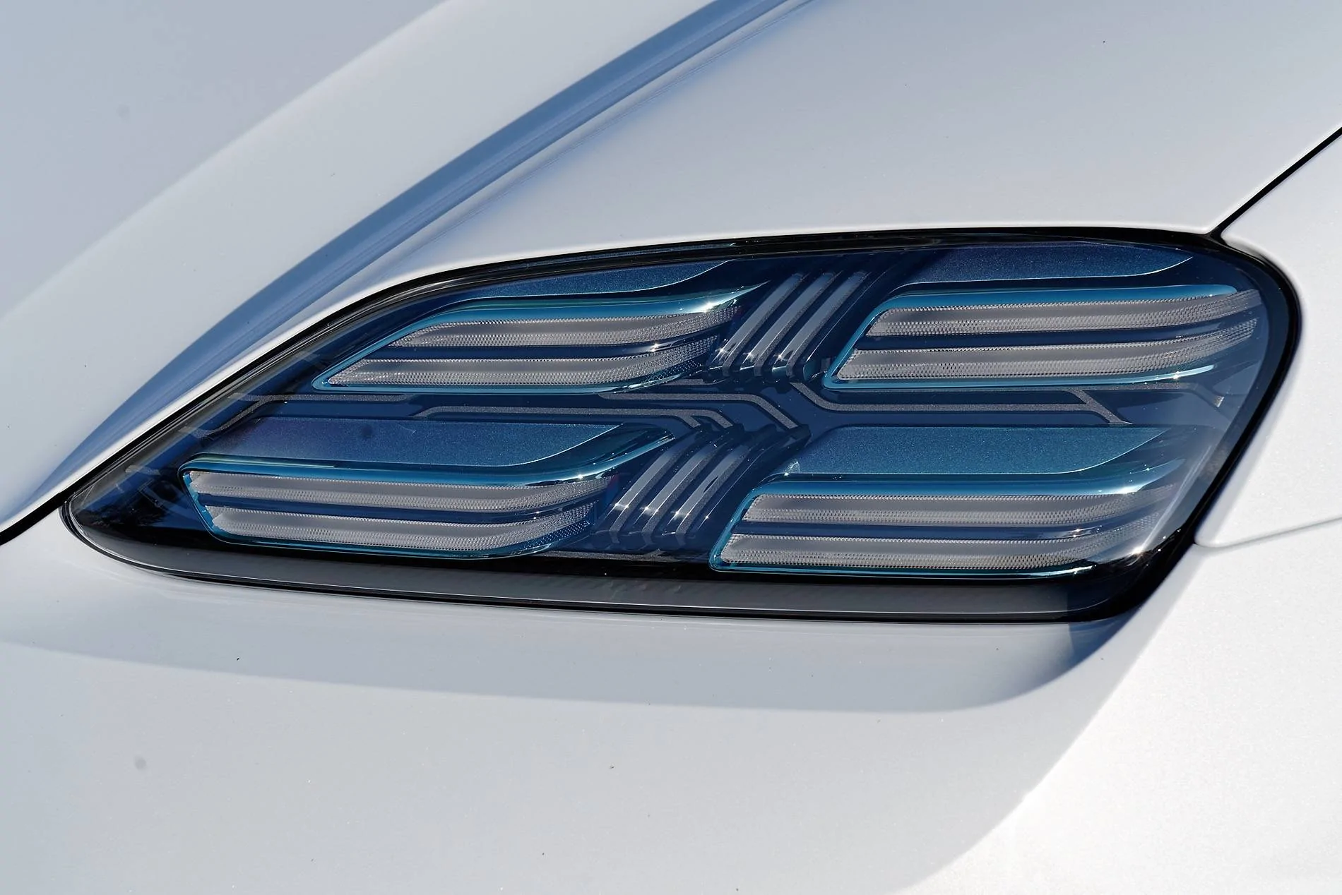 Electric Macan EV Frunk drag DSC09314_DxO