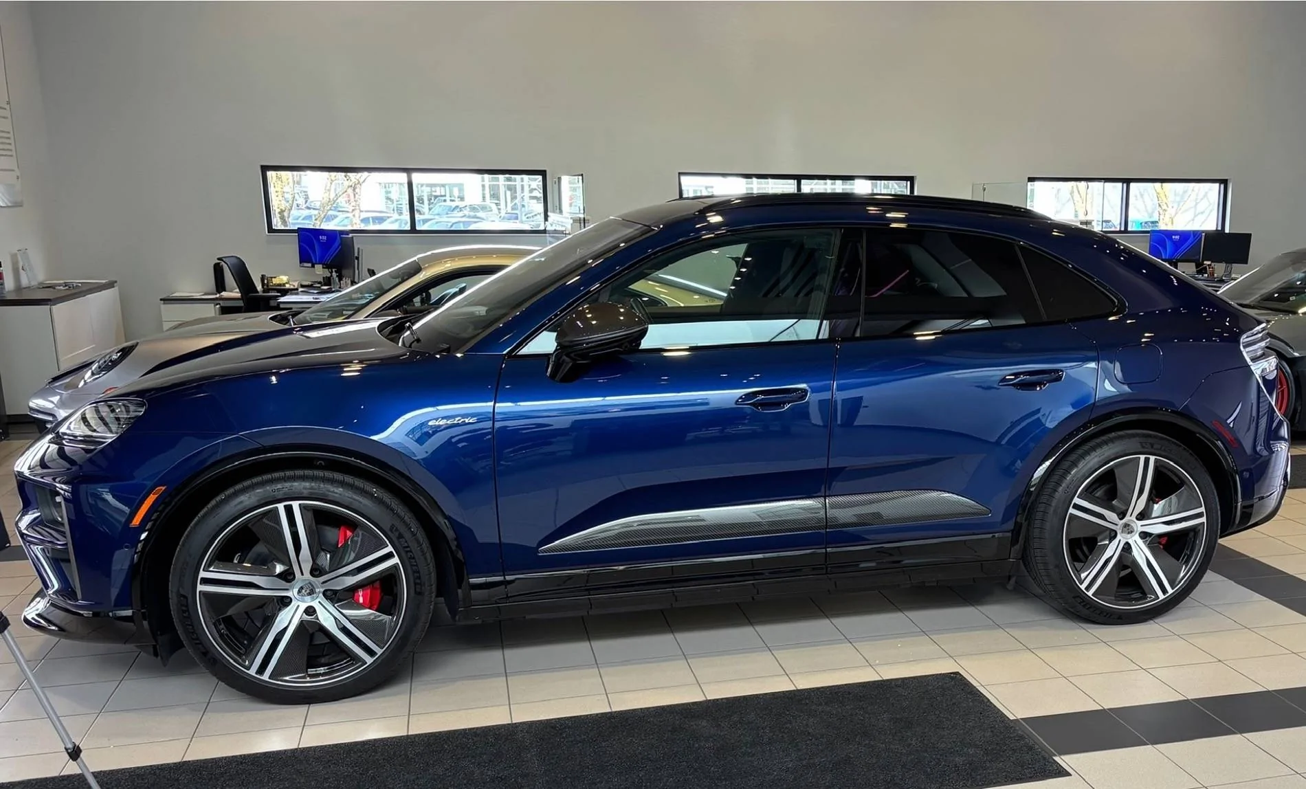 Electric Macan EV GENTIAN BLUE Macan EV Photos IMG_7798