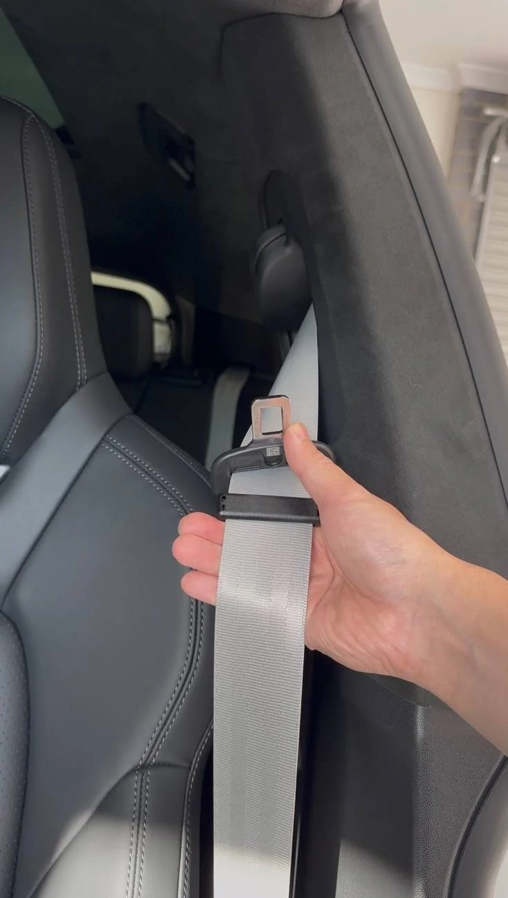 Electric Macan EV Seat belt rattle solution: factory clip / holder IMG_8853