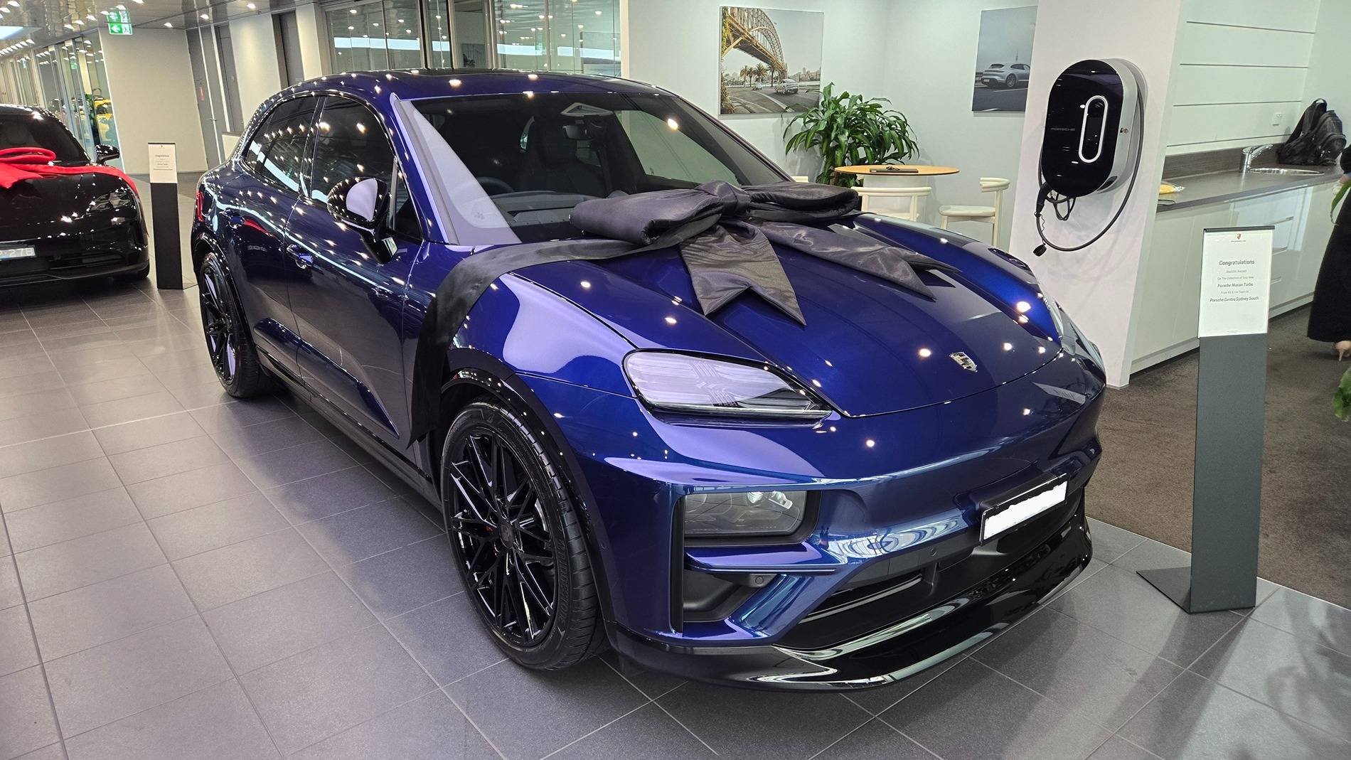 Electric Macan EV GENTIAN BLUE Macan EV Photos 1000075529