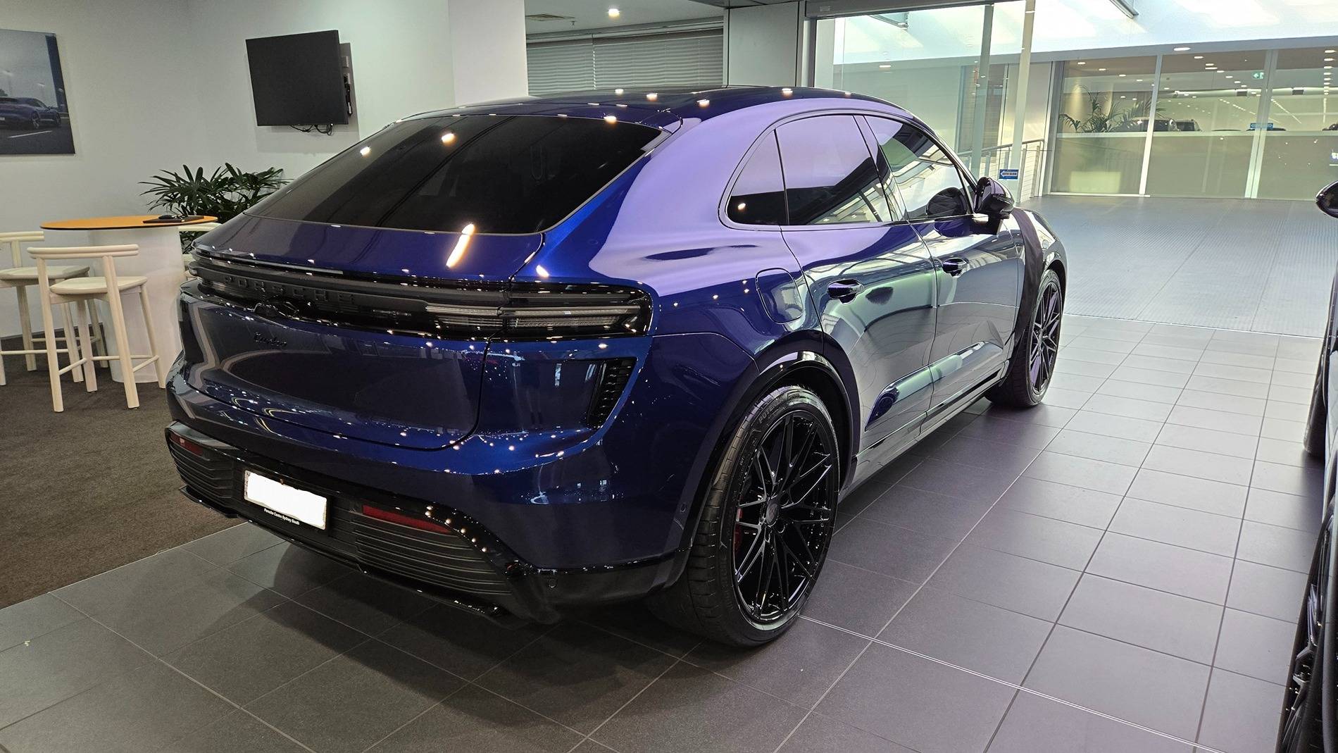 Electric Macan EV GENTIAN BLUE Macan EV Photos 1000075530