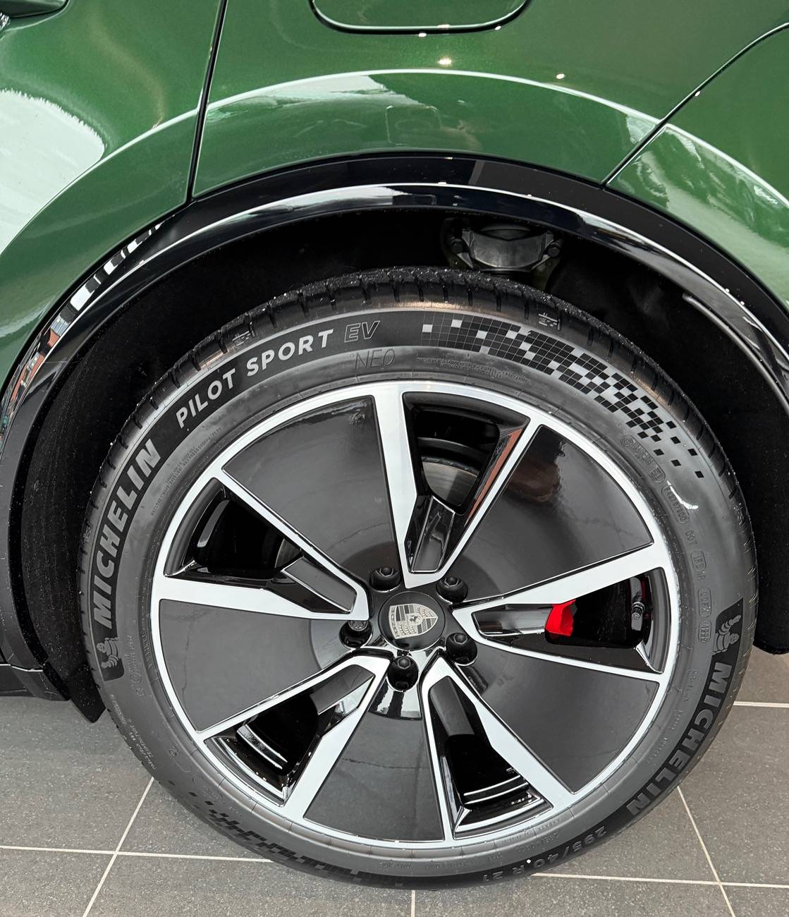 Electric Macan EV Painting calipers on base stupid? IMG_8069