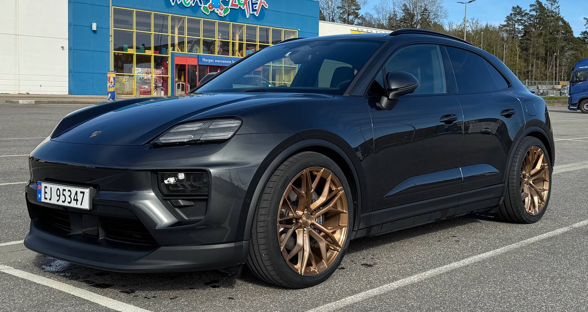 Electric Macan EV Aftermarket wheels (by Aventador Wheels) on Macan EV IMG_4443