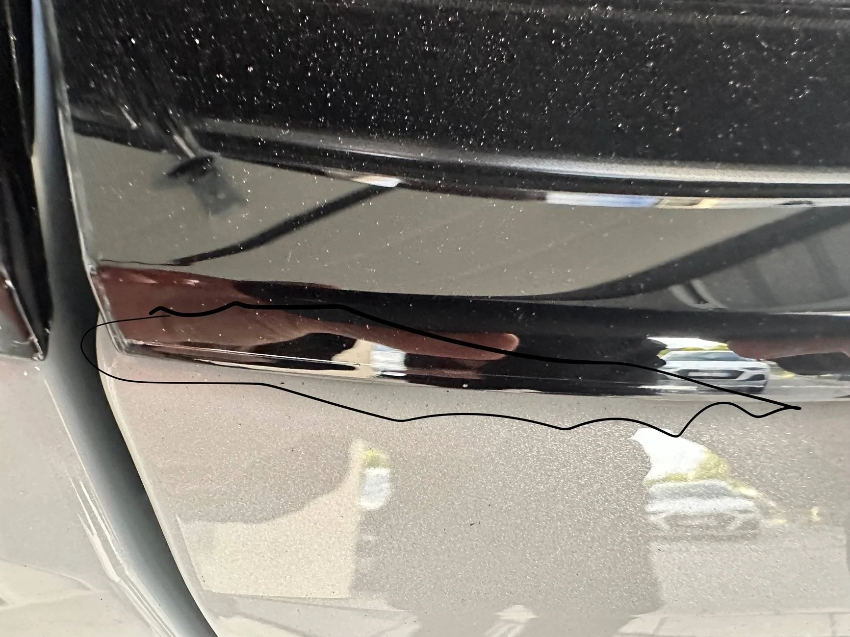 Electric Macan EV Cracks on black glass trunk trim Risse_2
