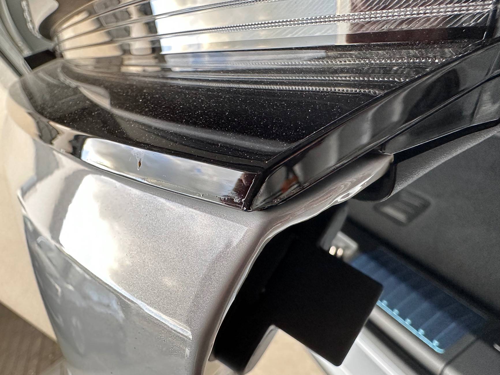 Electric Macan EV Cracks on black glass trunk trim Risse_4