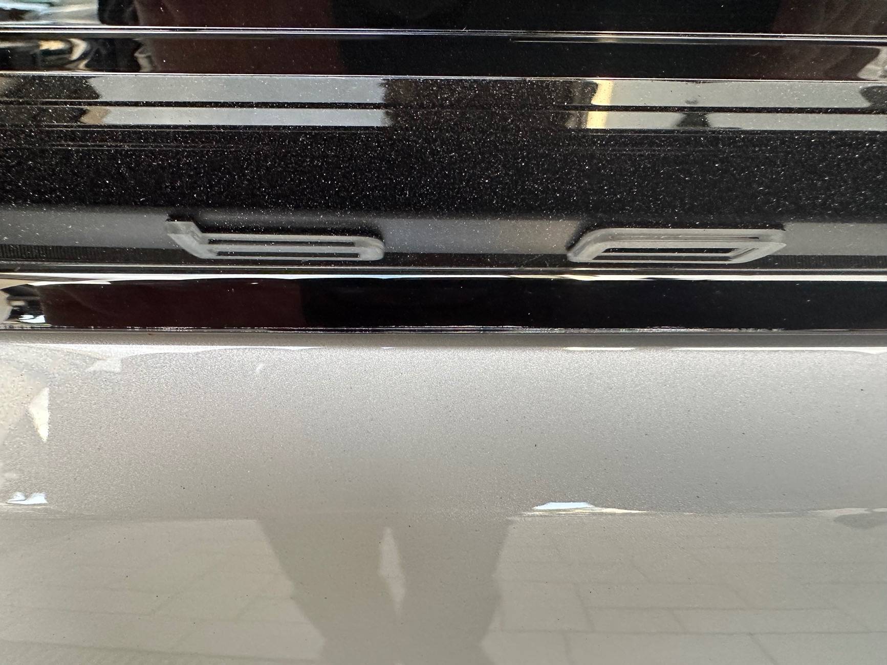 Electric Macan EV Cracks on black glass trunk trim Risse_5