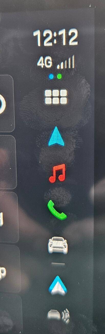 Electric Macan EV What's the significance of the icons and coloured dots in the connectivity area? 20250613_121239