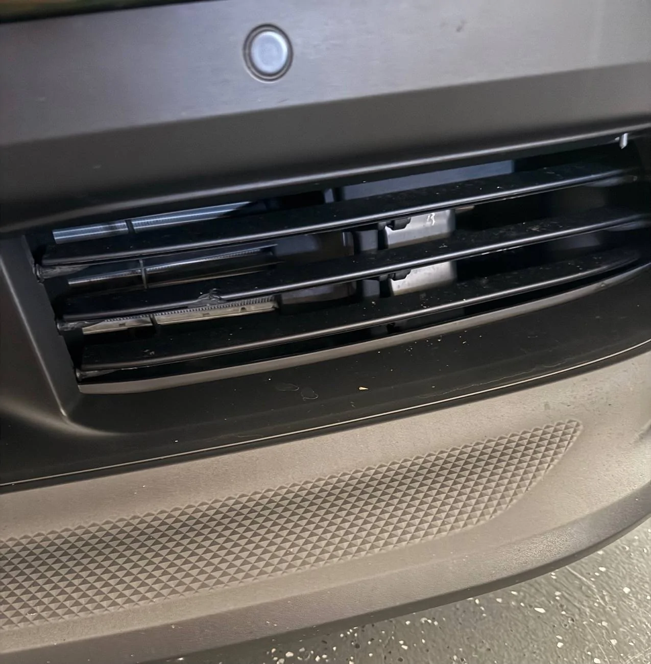 Electric Macan EV Replacing active air blade Macan 4 IMG_4725
