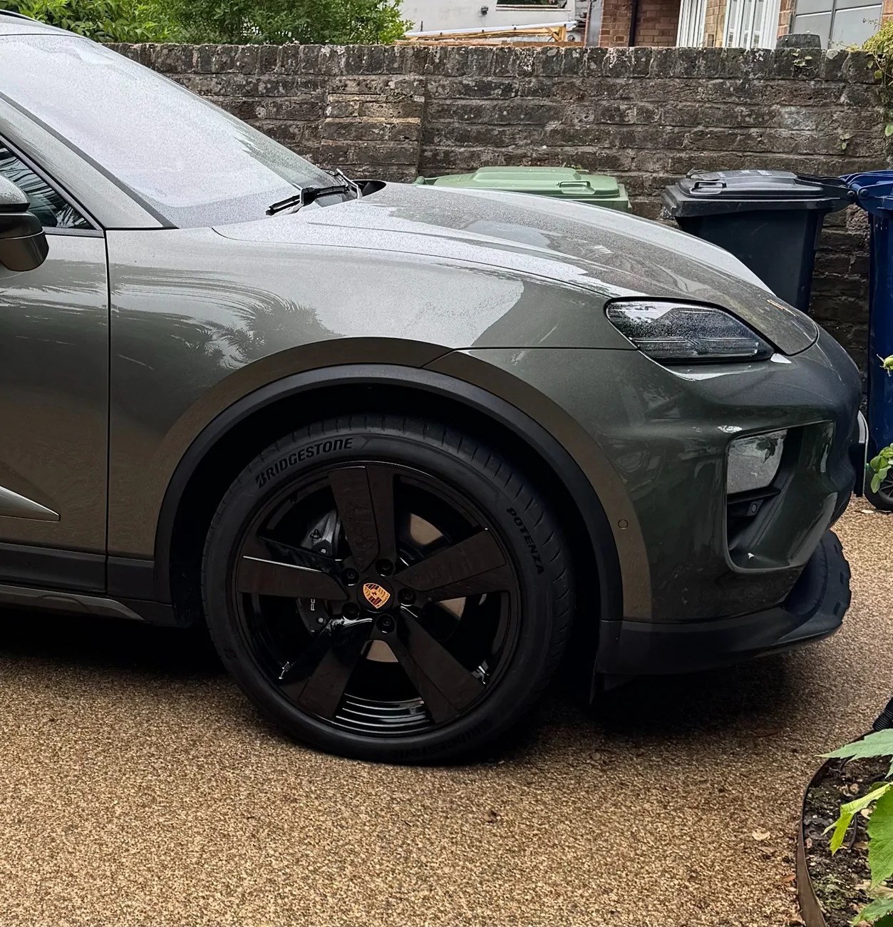 Electric Macan EV Looking to swap 22" Sport wheels for 22" RS Spyder Wheels in US IMG_9027 3