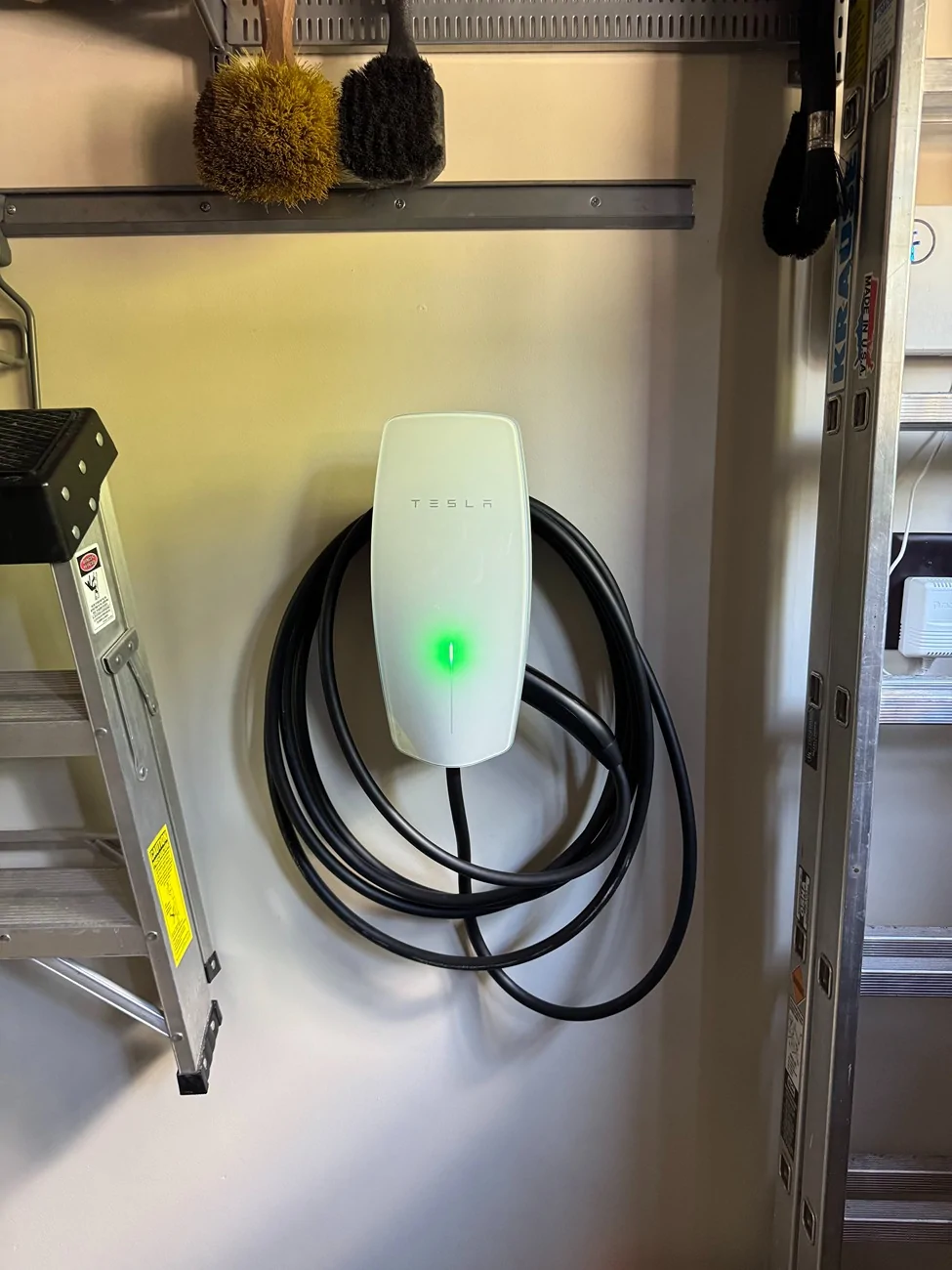 Electric Macan EV Compatibility of Tesla Mobile Connector with Porsche Macan EV JH TUMC
