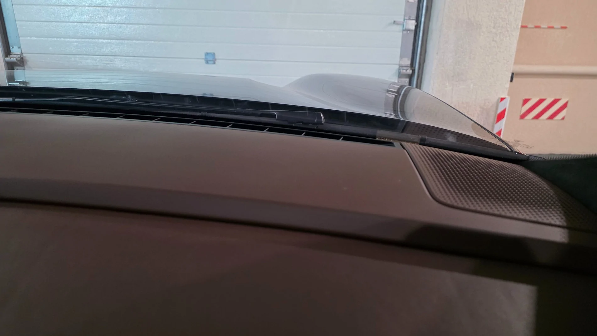 Electric Macan EV Removing passenger dash panel to uncover rattle? 20250824_170338