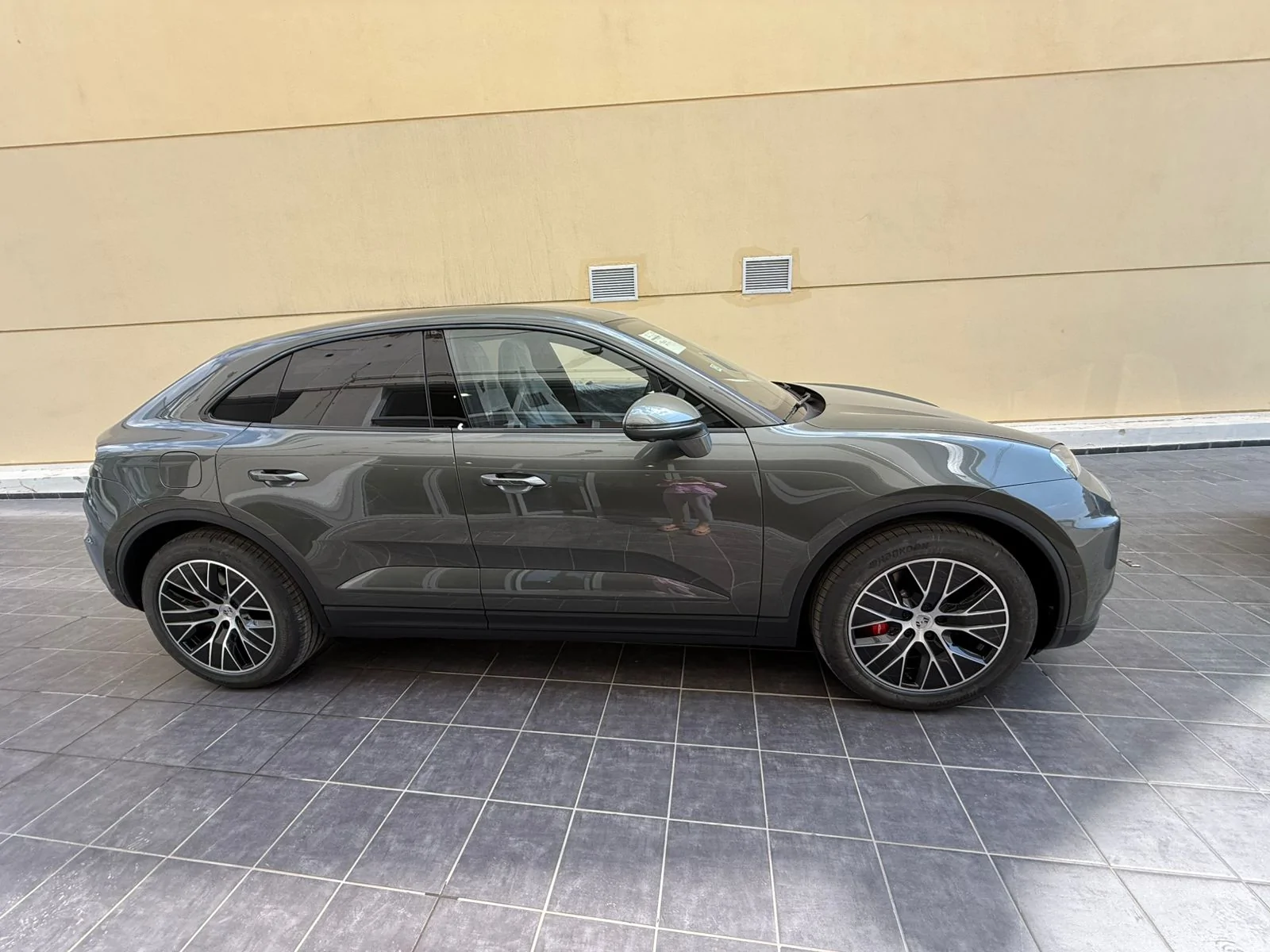 Electric Macan EV Aventurine Green Macan 4s arrived 00990283-71c1-4443-8d2a-c33c1df68c9d