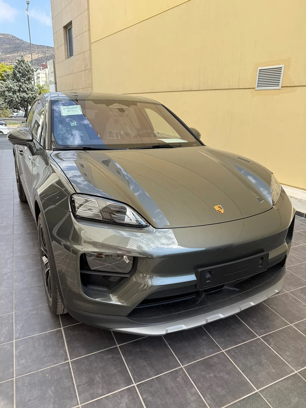 Electric Macan EV Aventurine Green Macan 4s arrived IMG_5753