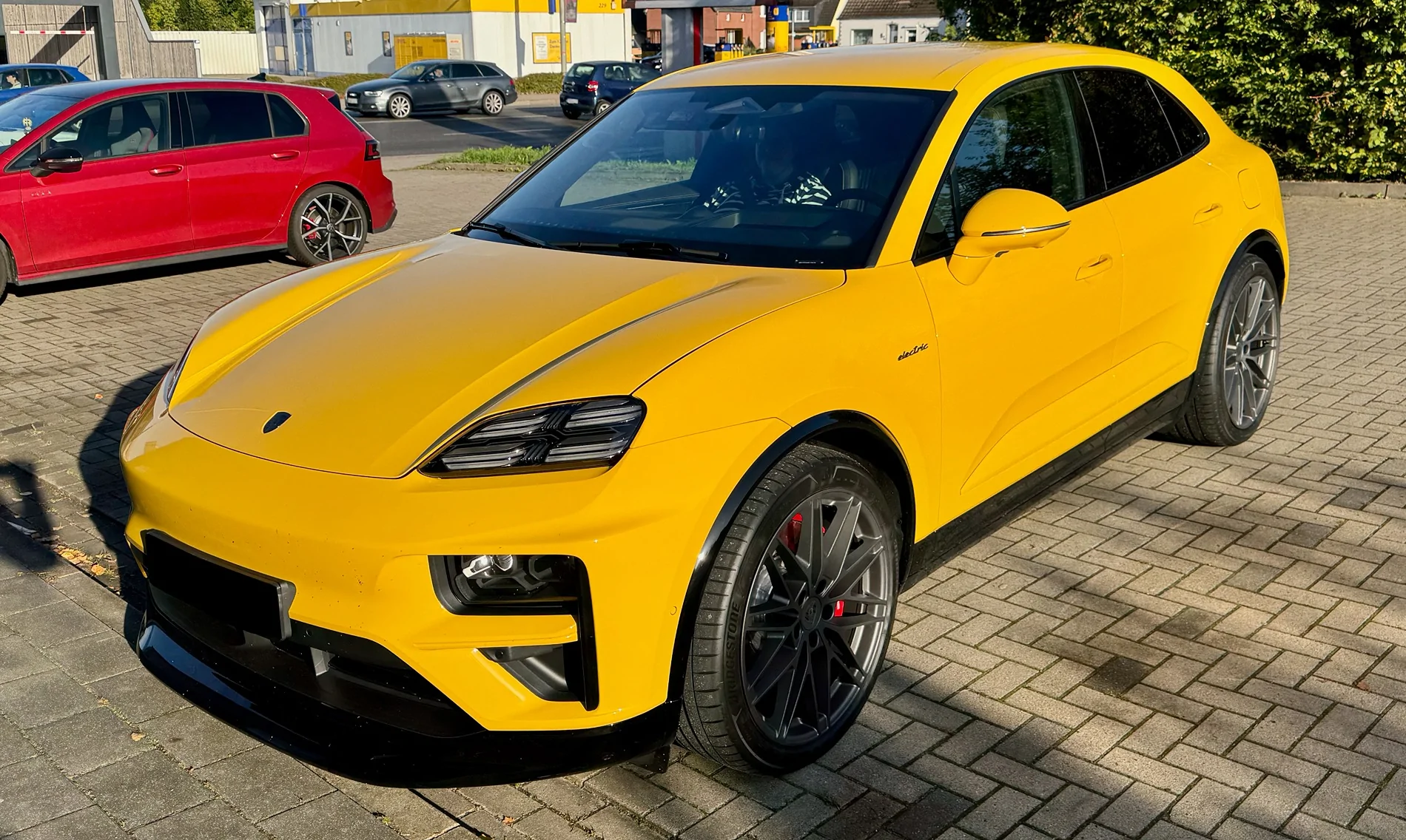 Electric Macan EV 2025 Macan EV Turbo in Speed Yellow (PTS) delivered! IMG_5967
