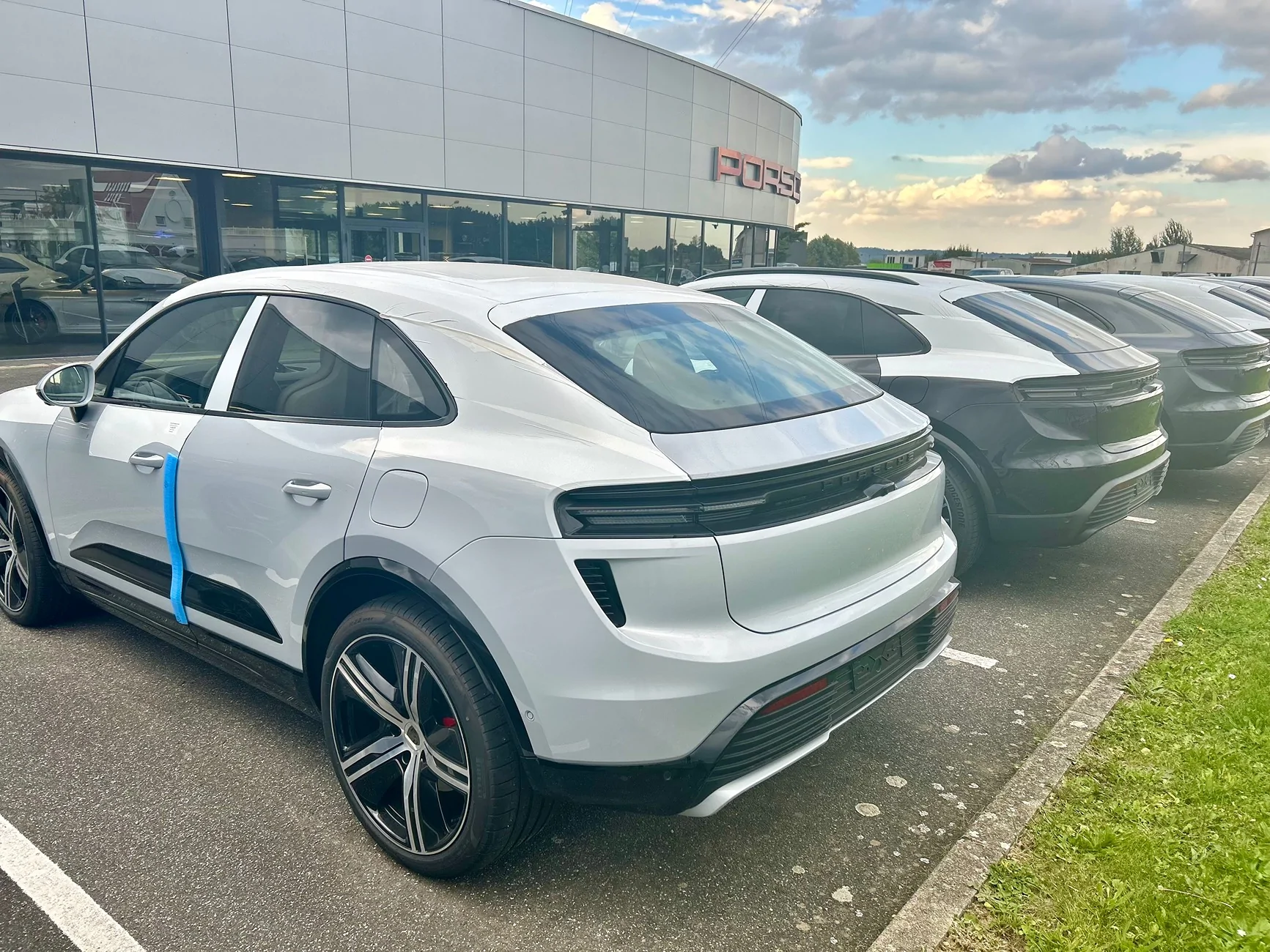 Electric Macan EV An example of how photos can fail to convey the accurate color 74853826010__2CF4850A-E288-43C0-B655-0D77F3DCA855