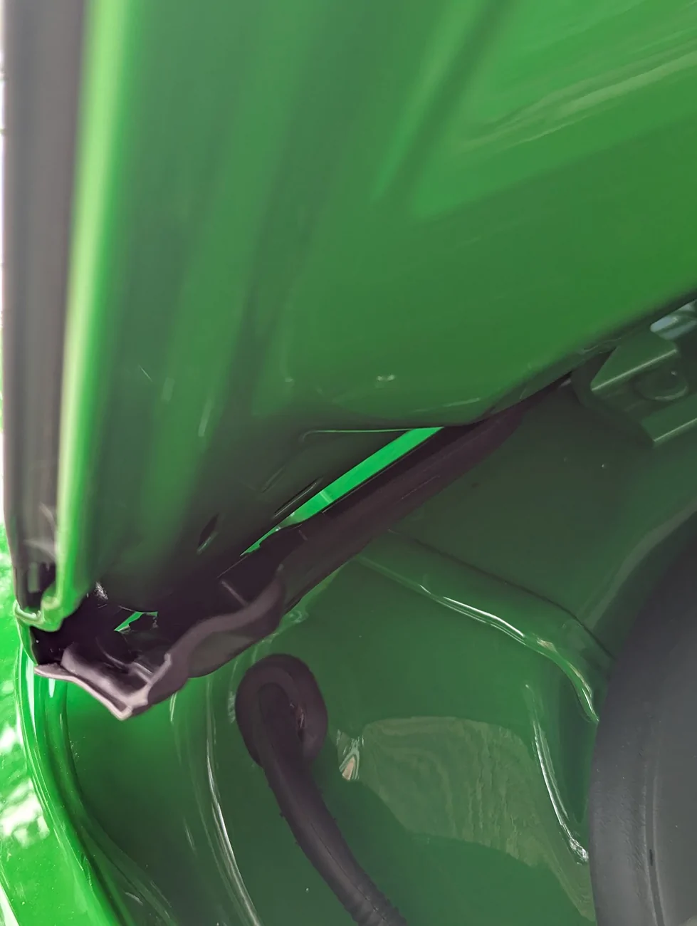 Electric Macan EV rear cargo hatch door dumps rain water in boot (trunk) cargo area when raining 1758306143789-c8