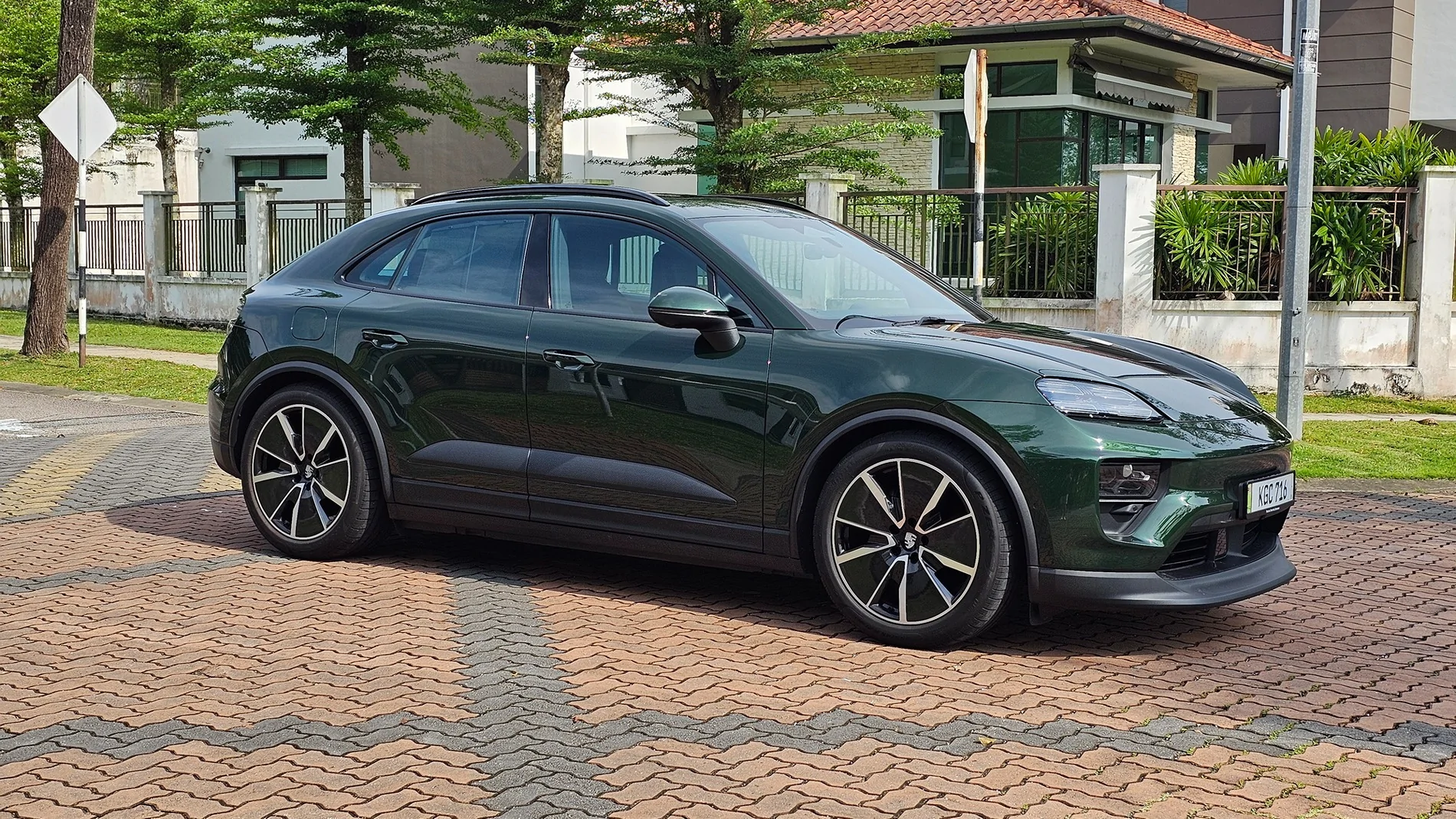 Electric Macan EV OAK GREEN Macan EV Photos Thread Porsche-Macan-4-EV-Oak-Green-Neo-001