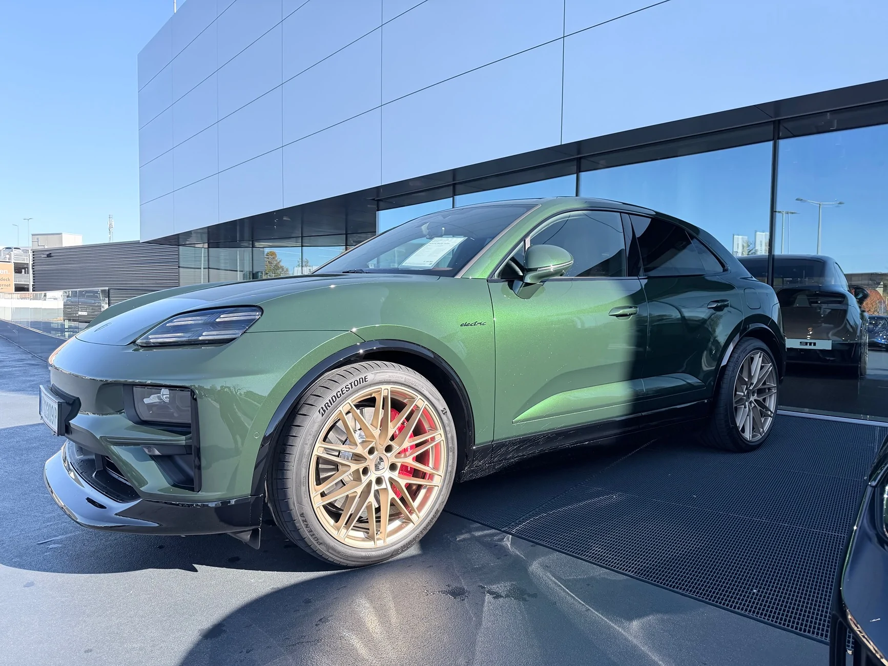 Electric Macan EV 2026 Macan in Oak Green Metalic IMG_0469