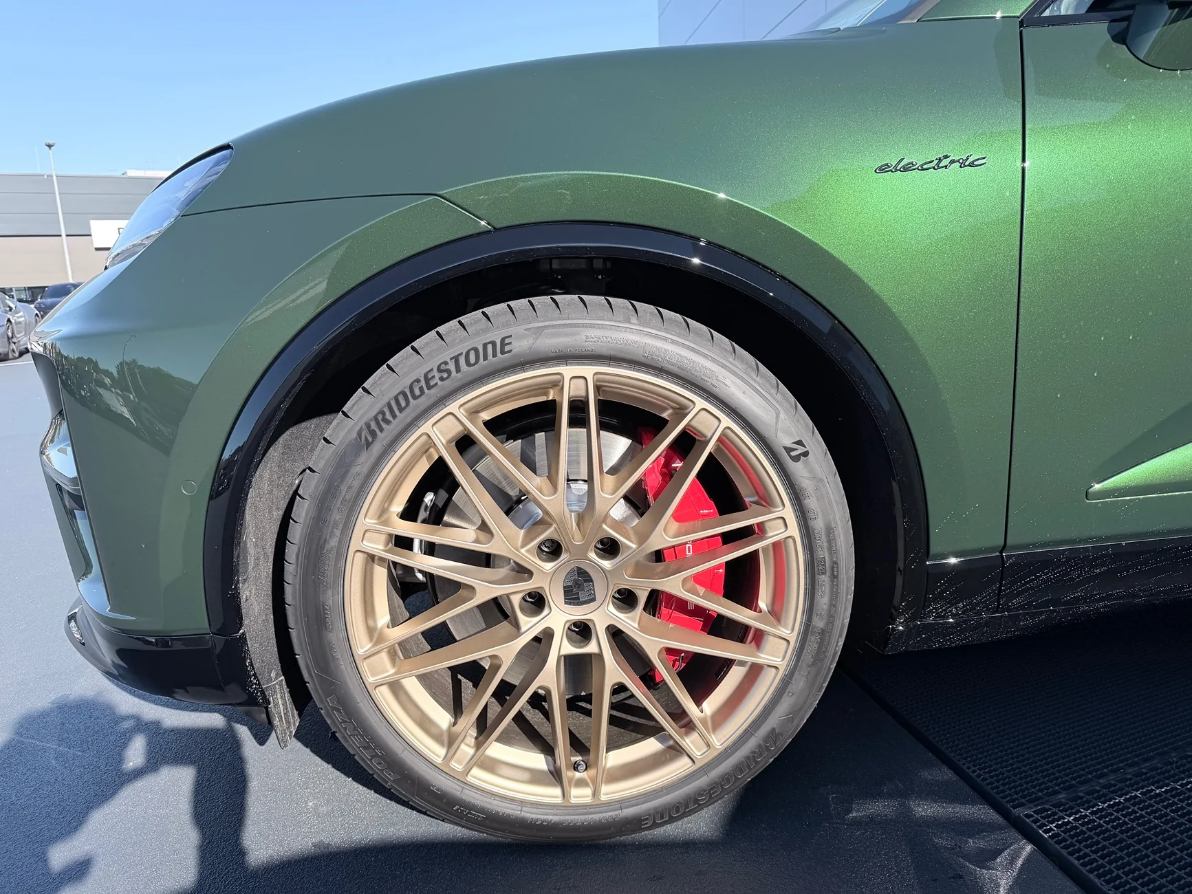 Electric Macan EV 2026 Macan in Oak Green Metalic IMG_0468