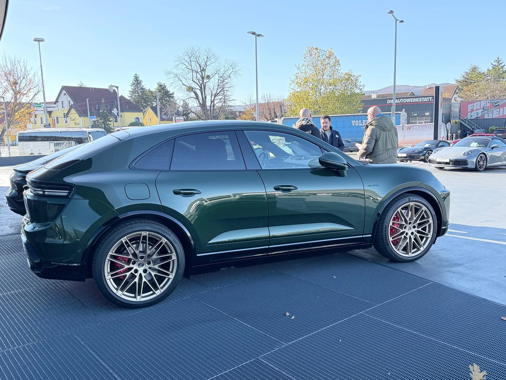 Electric Macan EV 2026 Macan in Oak Green Metalic IMG_0464