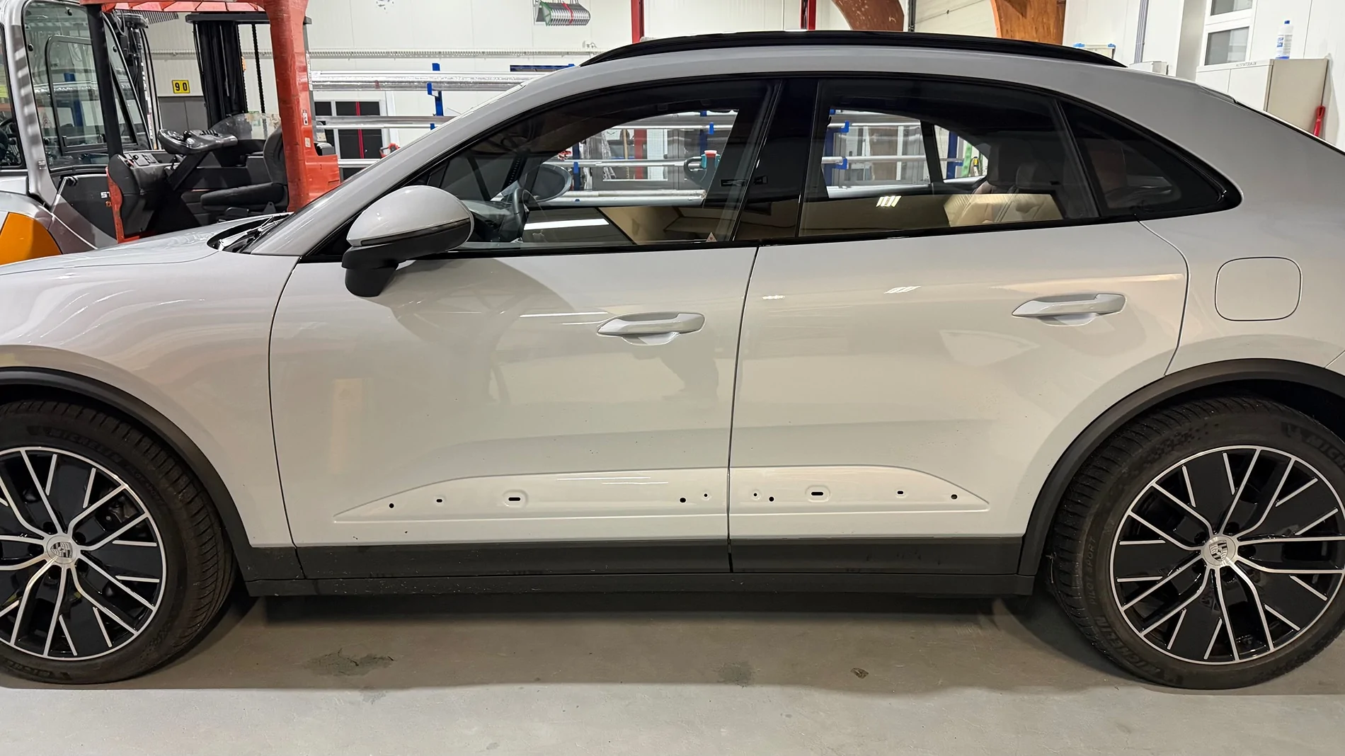 Electric Macan EV Retrofits; side blades, interior and logo's! zonder stri