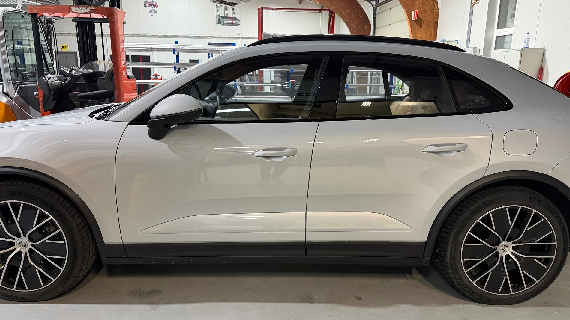Electric Macan EV Retrofits; side blades, interior and logo's! met stri