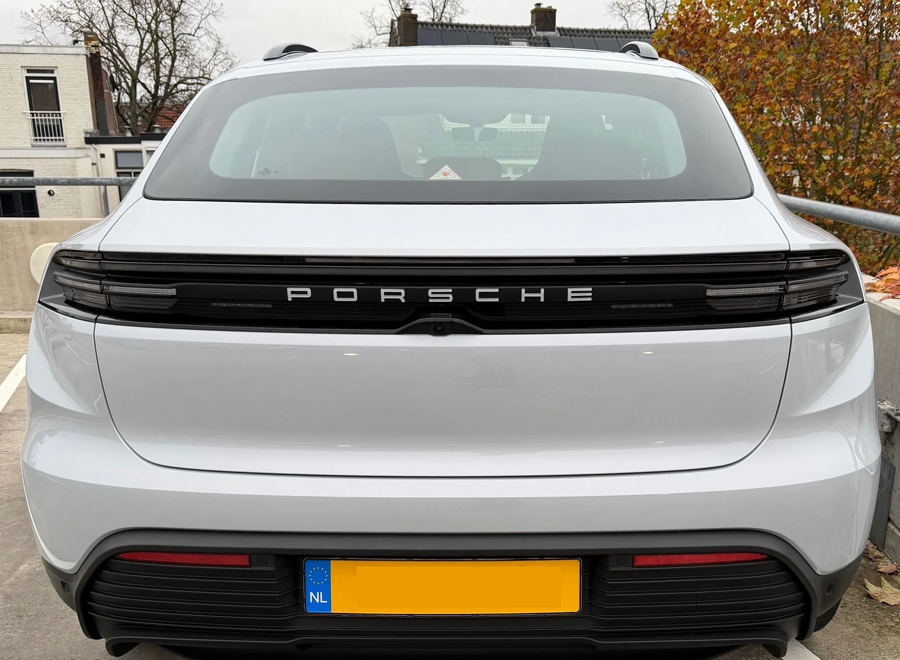 Electric Macan EV Retrofits; side blades, interior and logo's! logo zilver