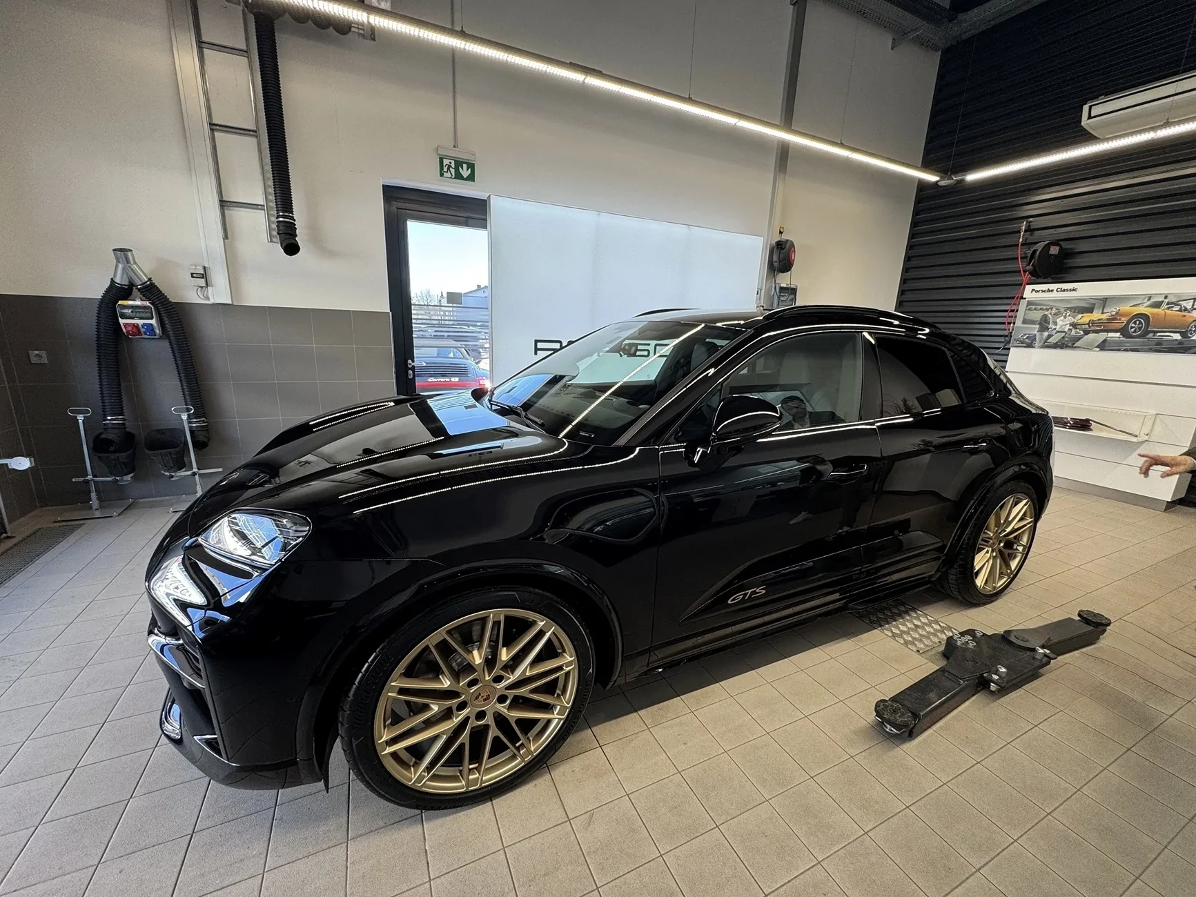 Electric Macan EV New Macan GTS real-life images IMG_2008