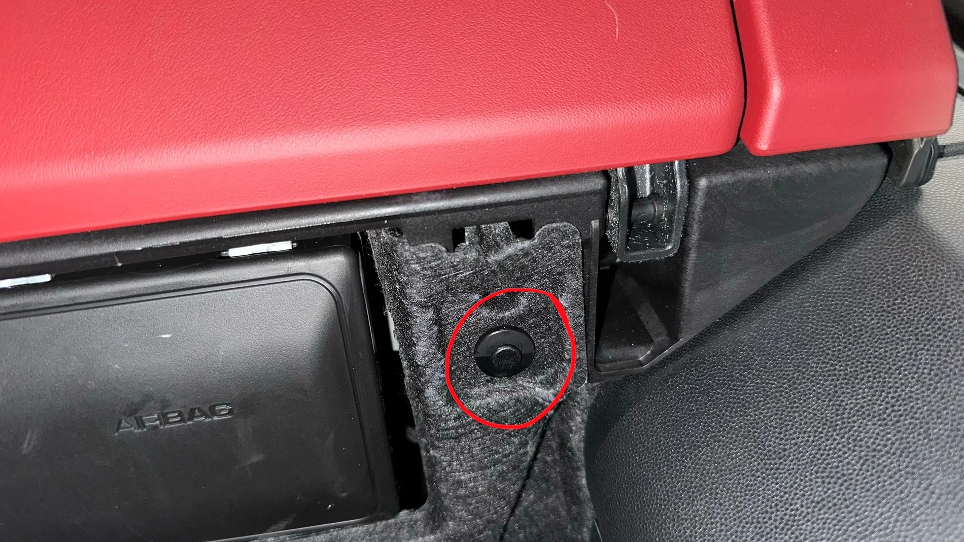 Electric Macan EV DIY Cabin filter and windshield wiper blades replacement IMG_8085