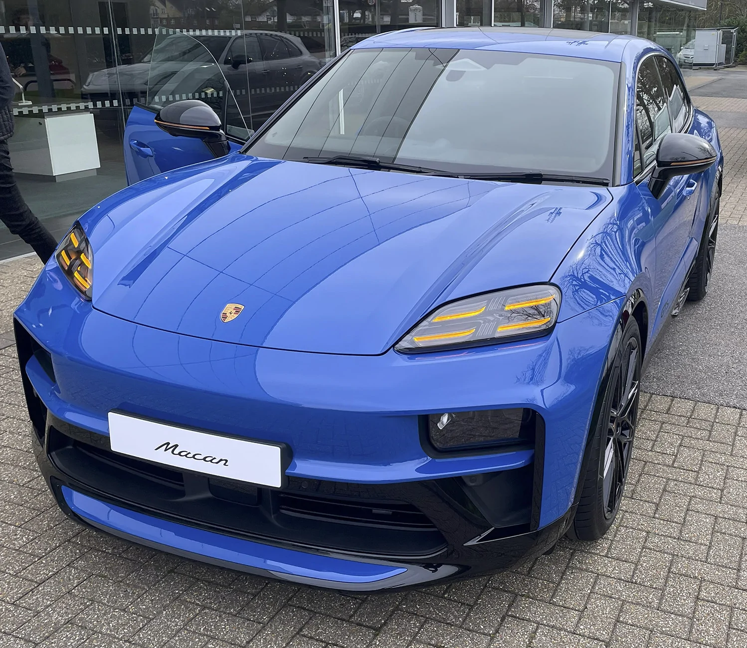 Electric Macan EV Photo request: Lugano Blue macan-Lugano-outsid