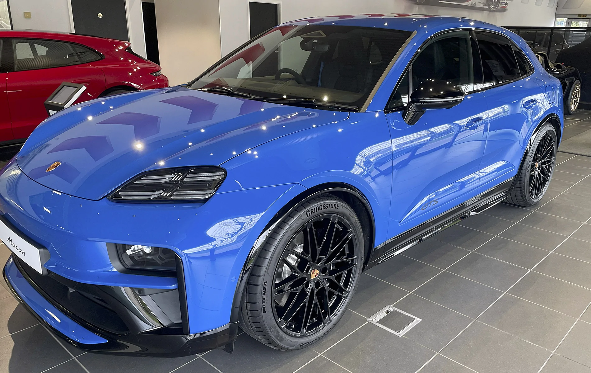 Electric Macan EV Photo request: Lugano Blue macan-Lugano-insid